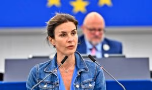 Qatargate, l’Europarlamento revoca l’immunità ad Alessandra Moretti. Salva Gualmini