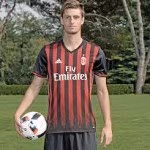 Gabbia con la maglia del Milan