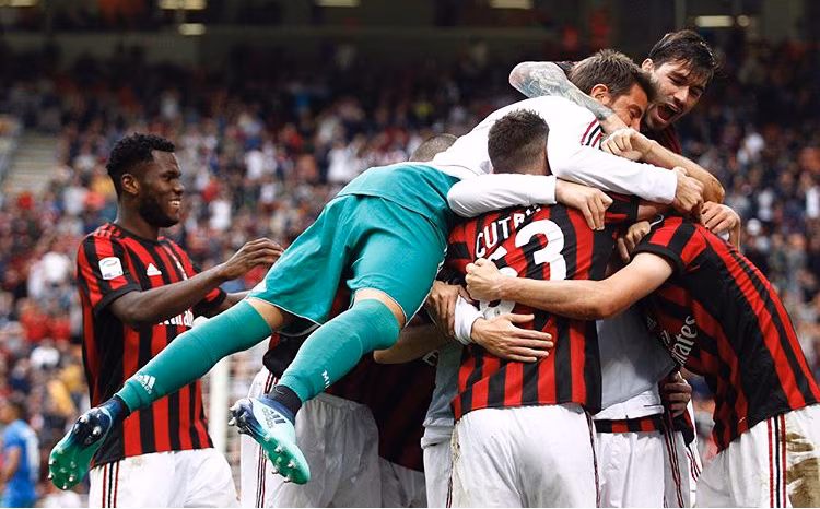 I calciatori del Milan esultano dopo un goal.