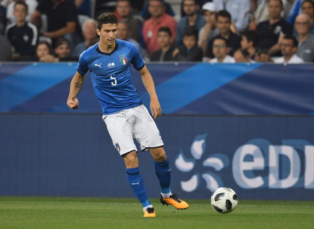 Mattia Caldara con la maglia della Nazionale Italiana.