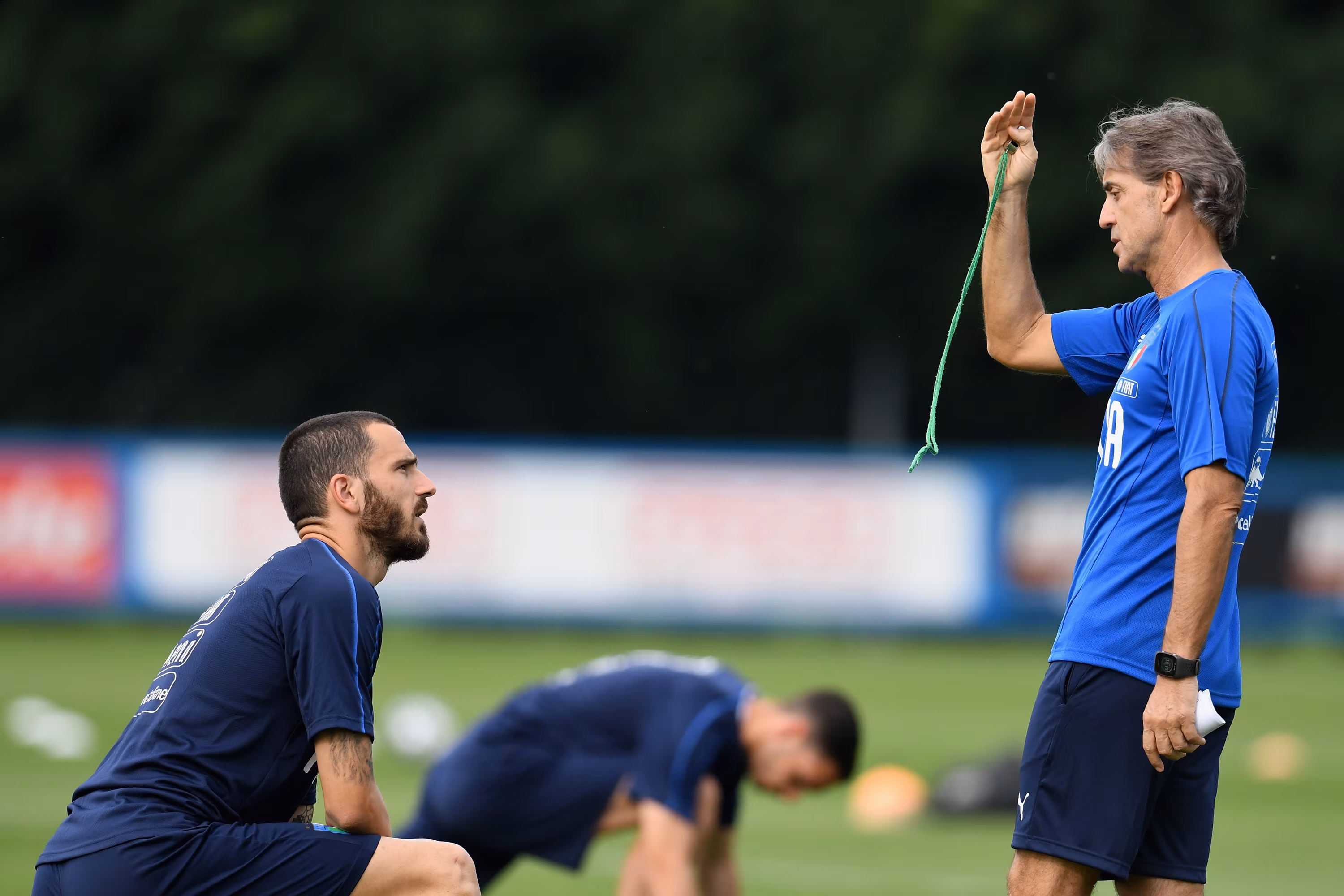 Leonardo Bonucci e il CT Mancini in ritiro con la Nazionale Italiana.