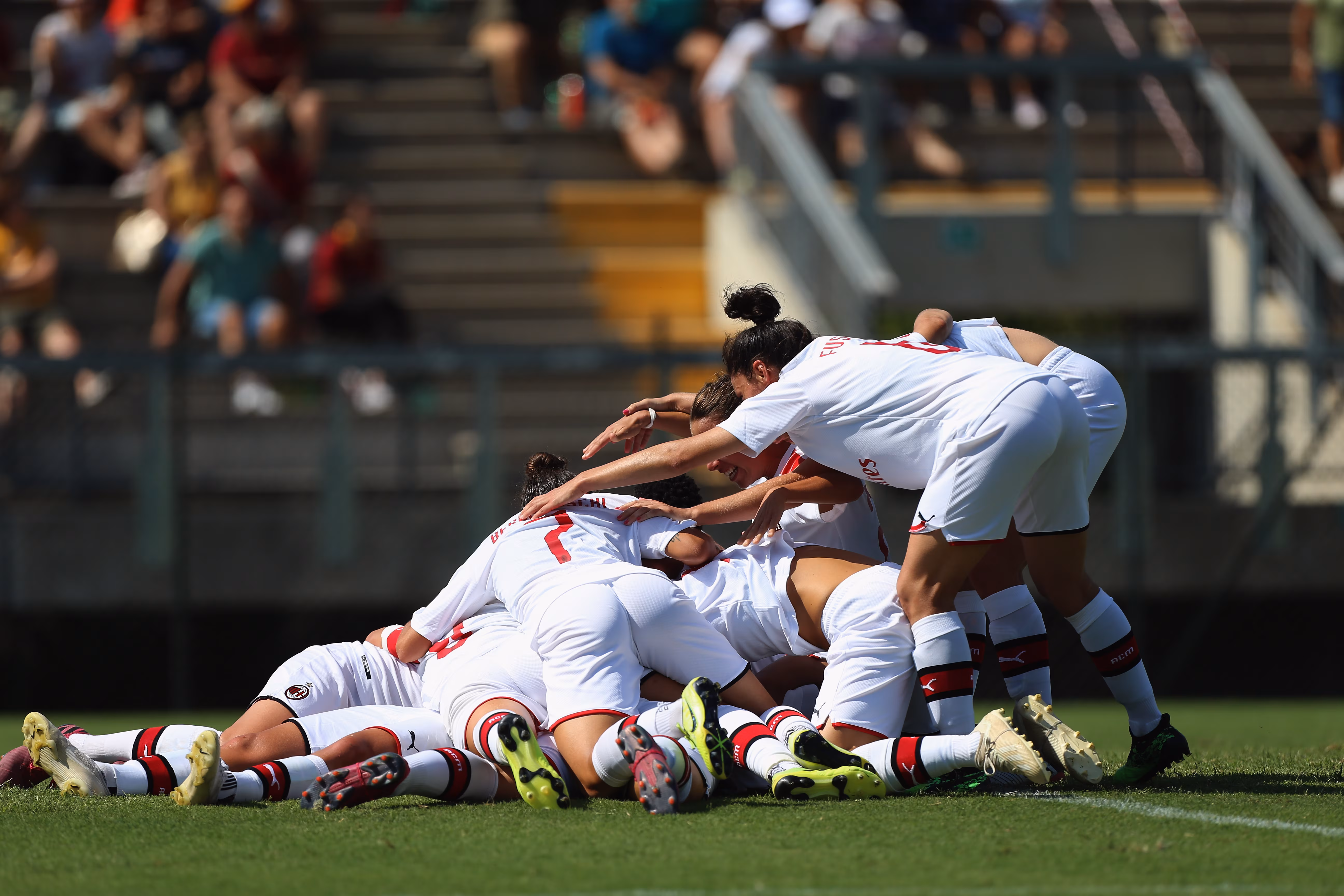 Calcio femminile, perde il velo in campo