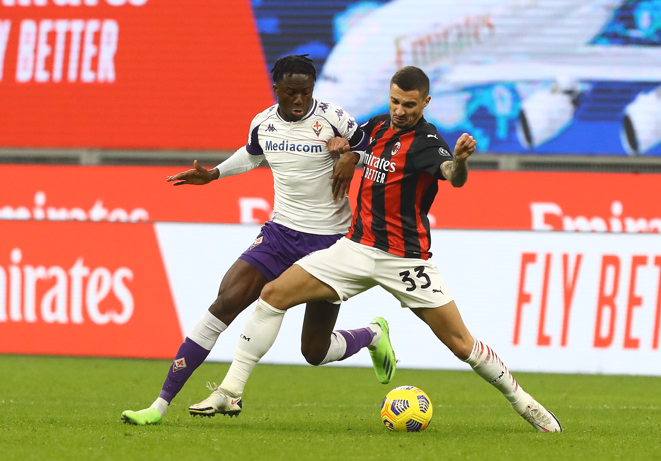 Rade Krunic in azione contro la Fiorentina