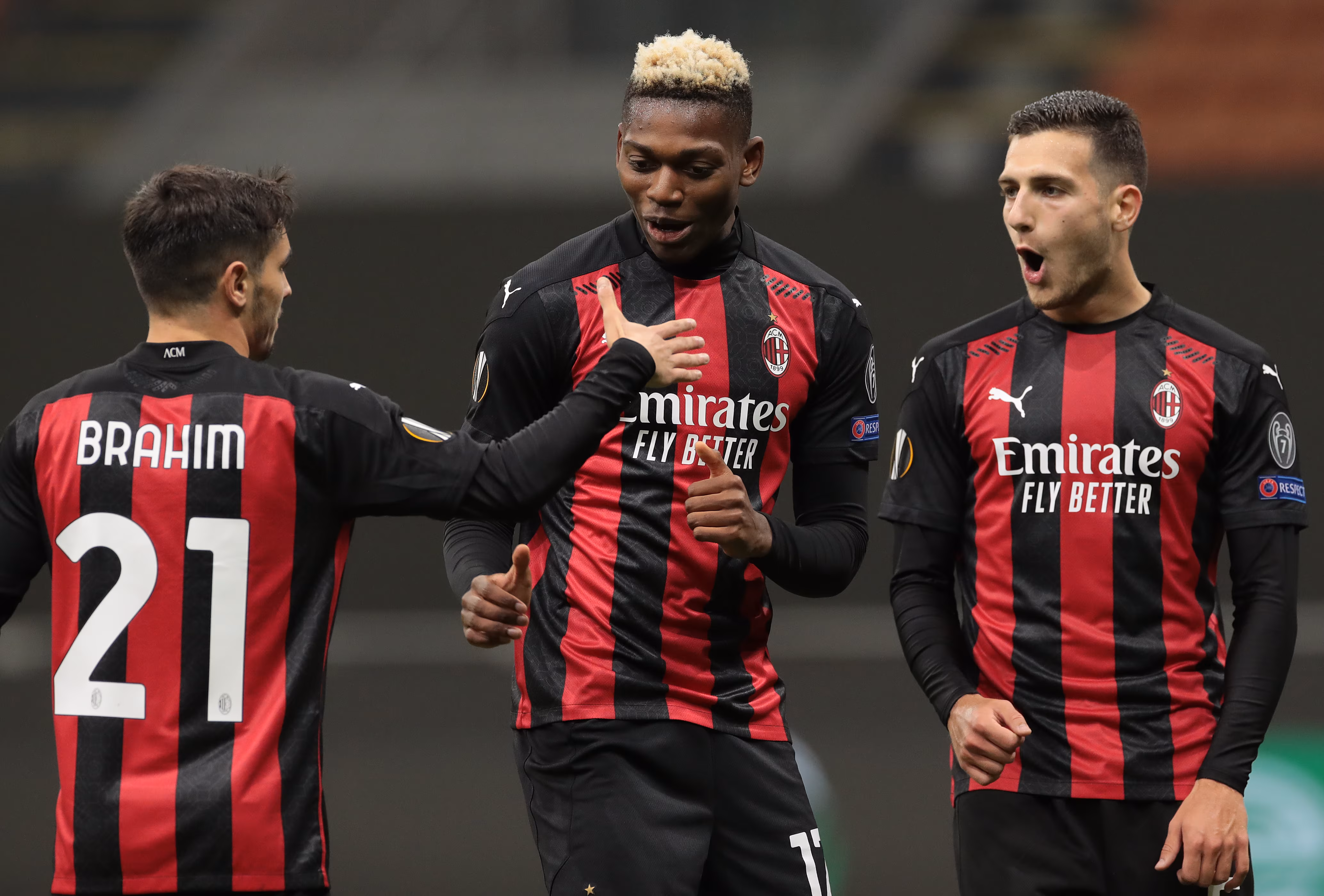 Brahim Diaz si complimenta con Rafael Leao e Diogo Dalot dopo un goal in Europa League