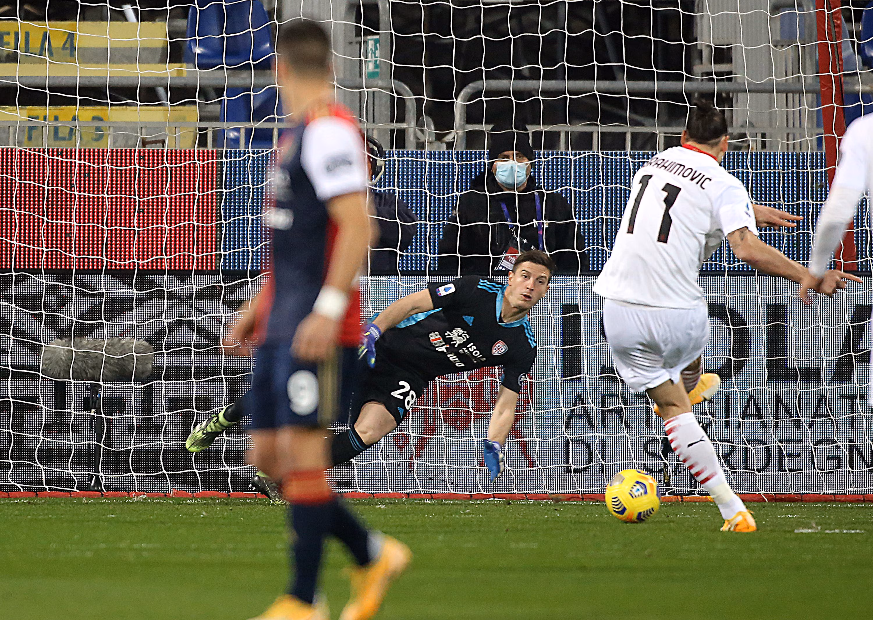 Ibrahimovic trasforma a Cagliari un calcio di rigore