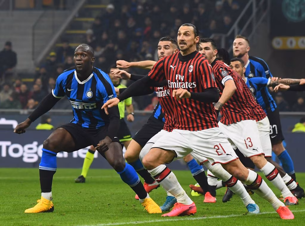 Ibrahimovic difende su Lukaku nell'area dell'Inter