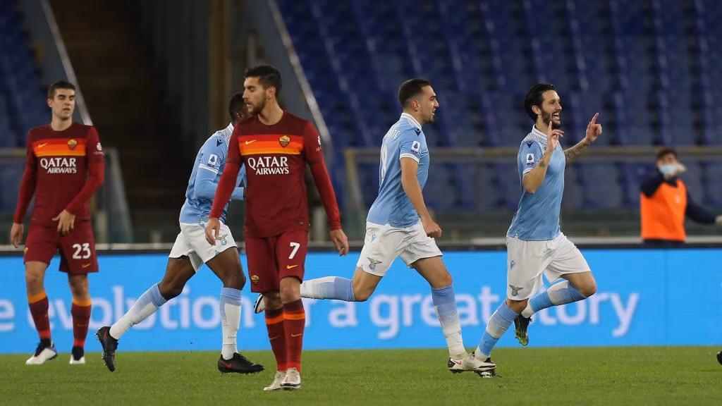 Luis Alberto della Lazio festeggia davanti ad uno sconsolato Lorenzo Pellegrini della Roma