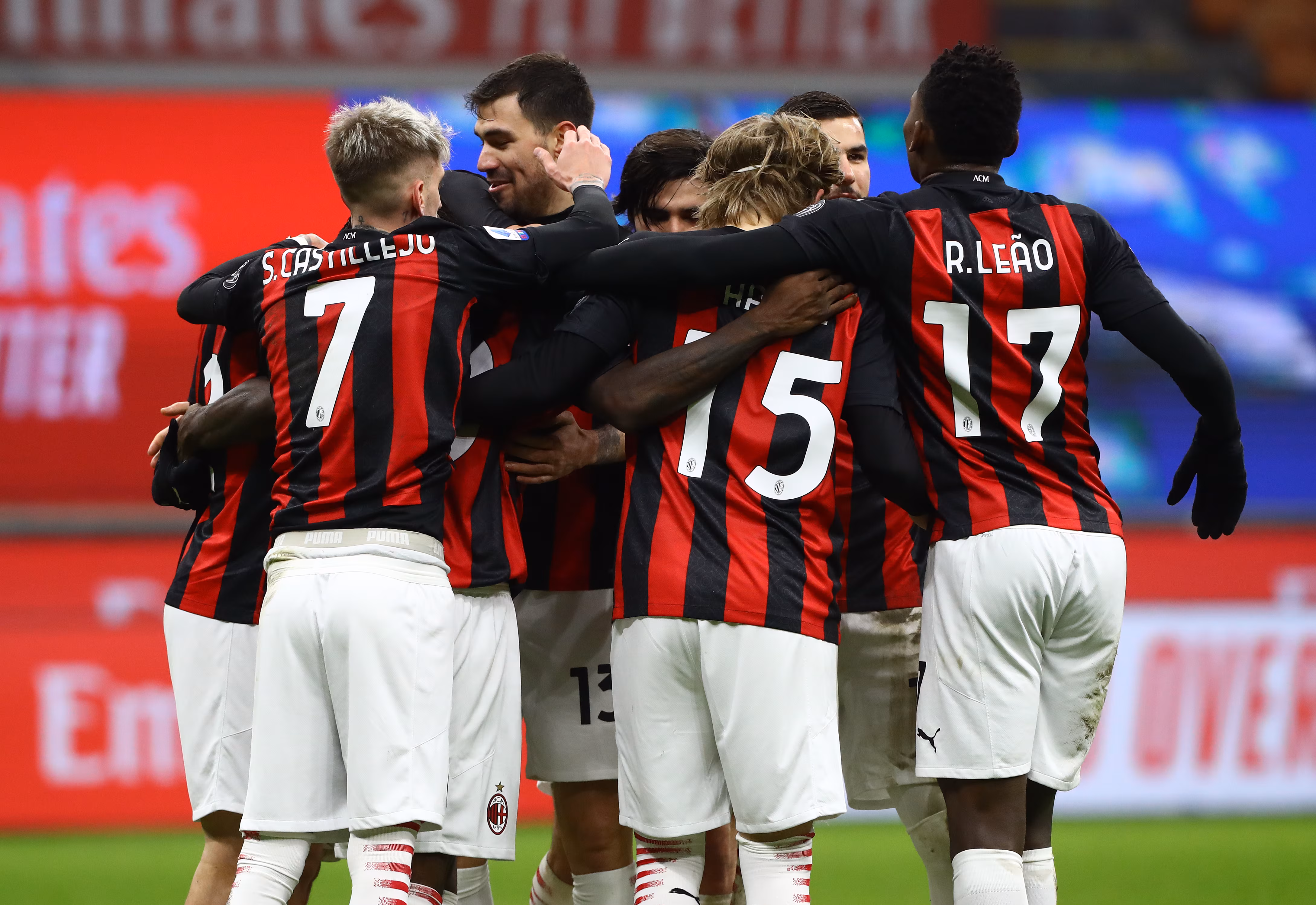 I giocatori del Milan esultano dopo il goal di Kessie contro il Torino