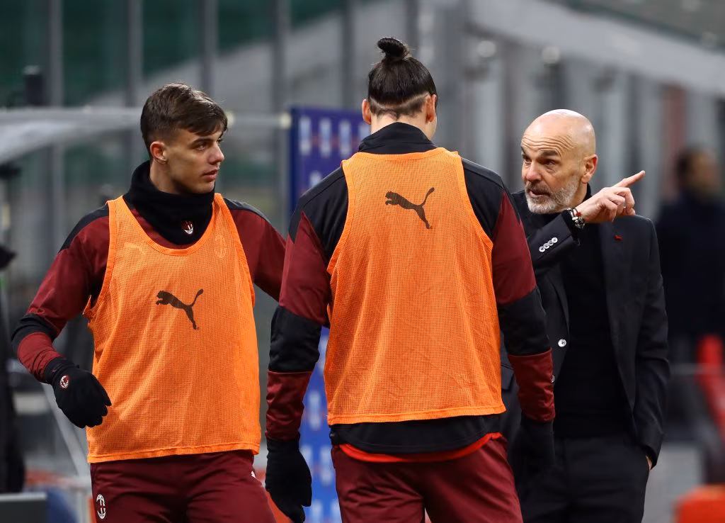 Le indicazioni di Pioli a Ibrahimovic sotto gli occhi di Daniel Maldini