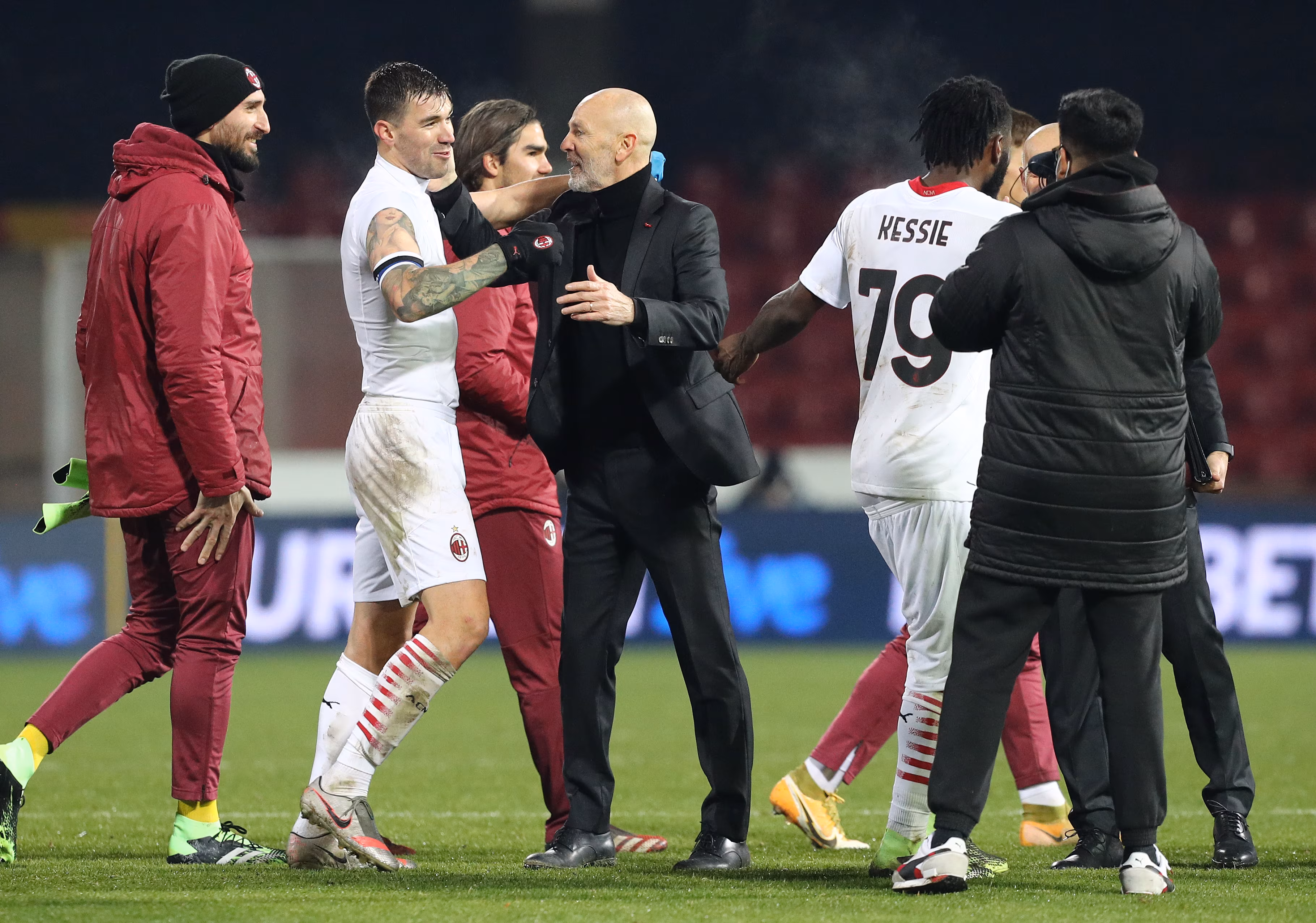 L'abbraccio tra Pioli e capitan Romagnoli dopo la vittoria del Milan a Benevento