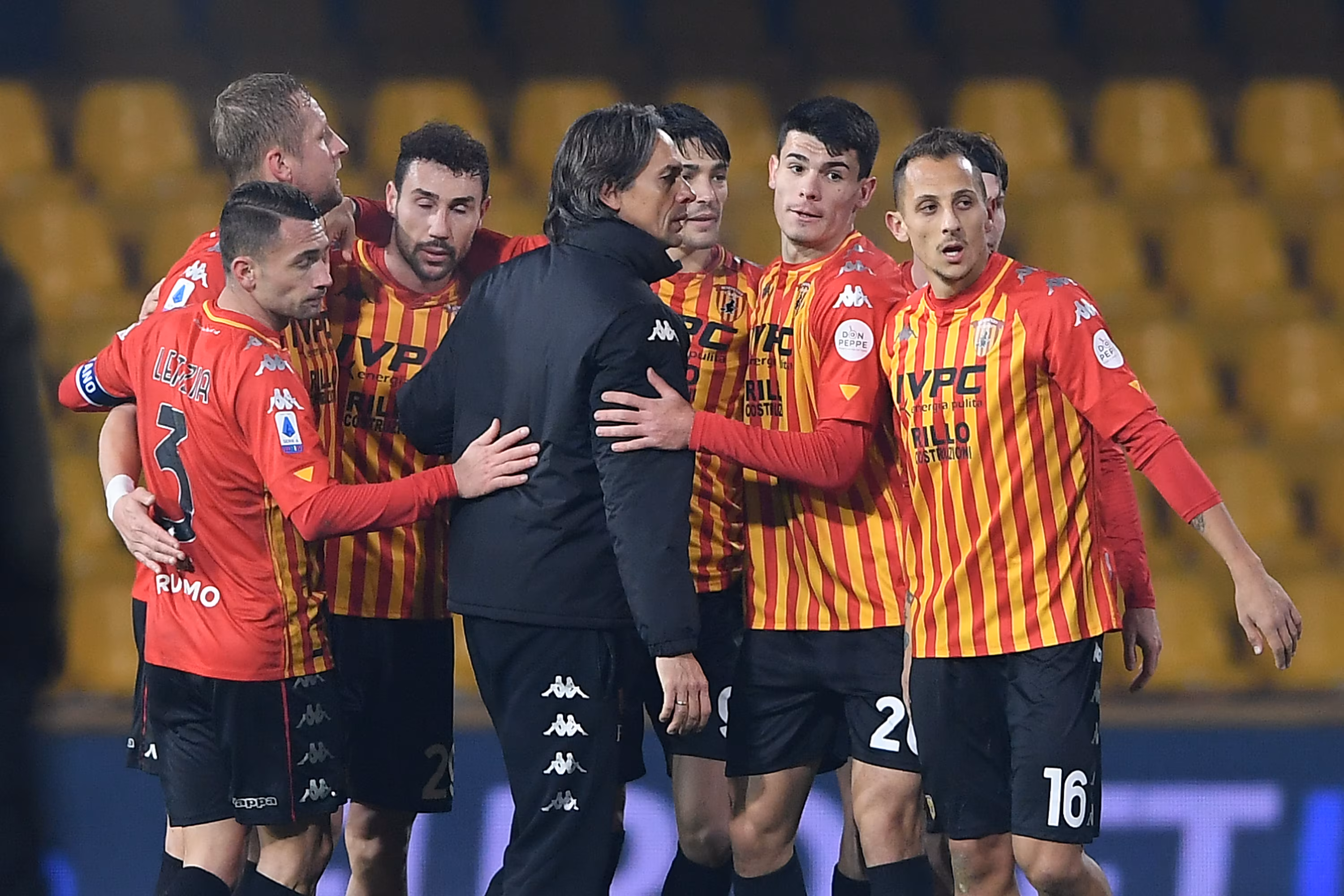 Pippo Inzaghi, tecnico del Benevento, abbraccia i suoi calciatori