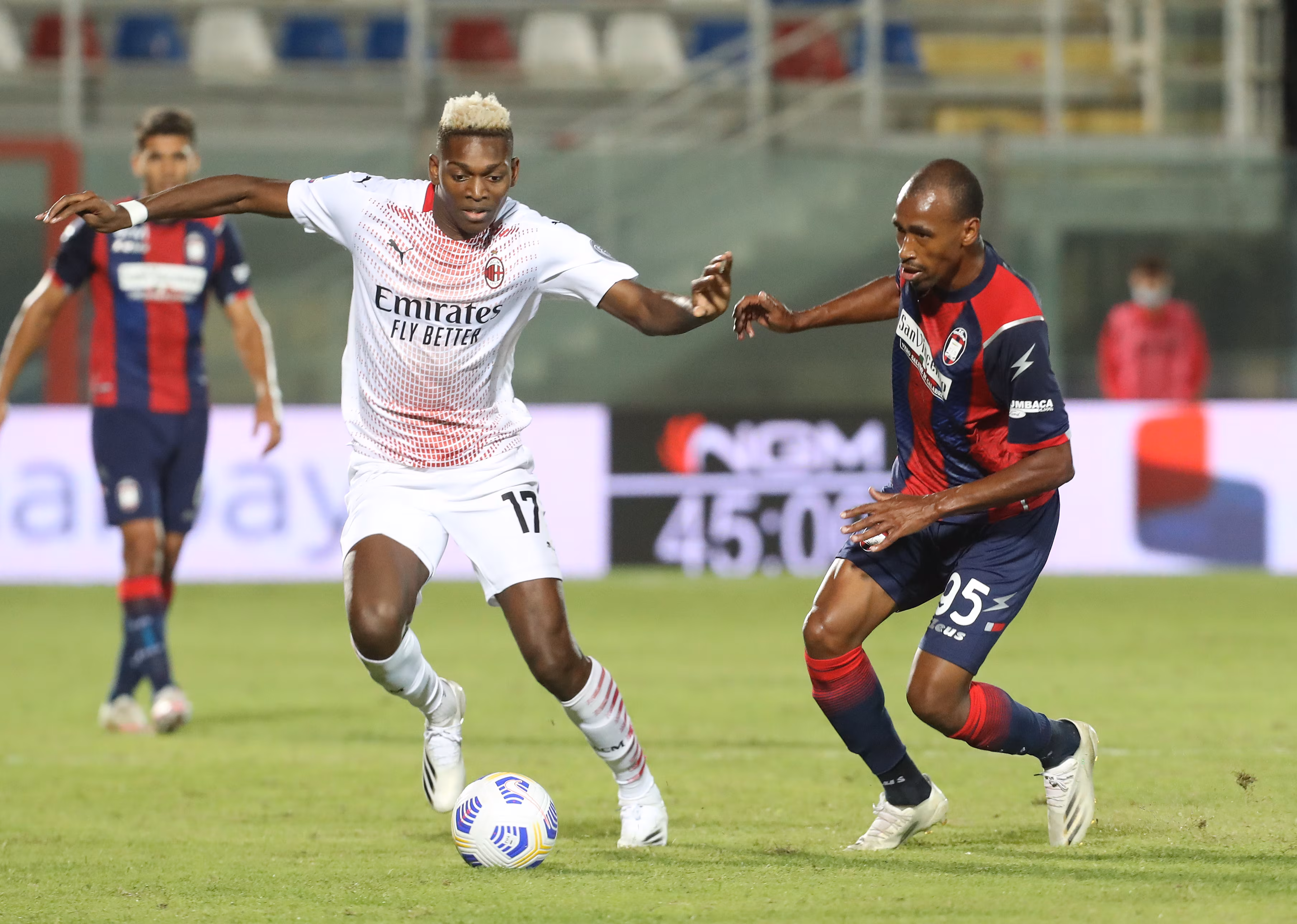 Eduardo Henrique pressa Rafael Leao in Crotone-Milan