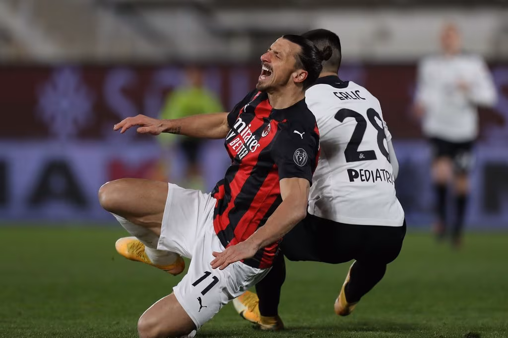 Ibrahimovic del Milan a contrasto con Erlic dello Spezia