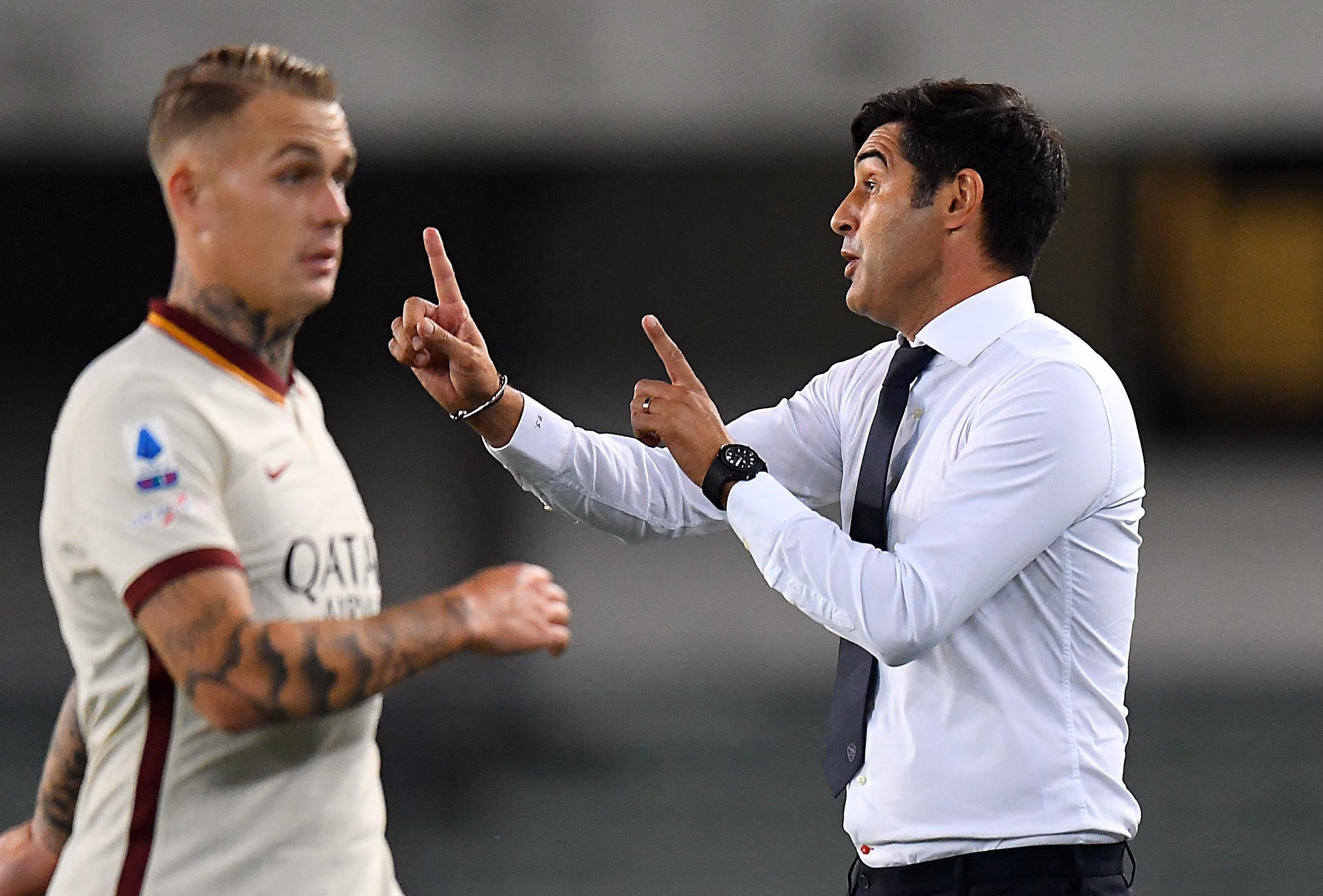 Paulo Fonseca, tecnico della Roma, dà indicazioni ai suoi giocatori