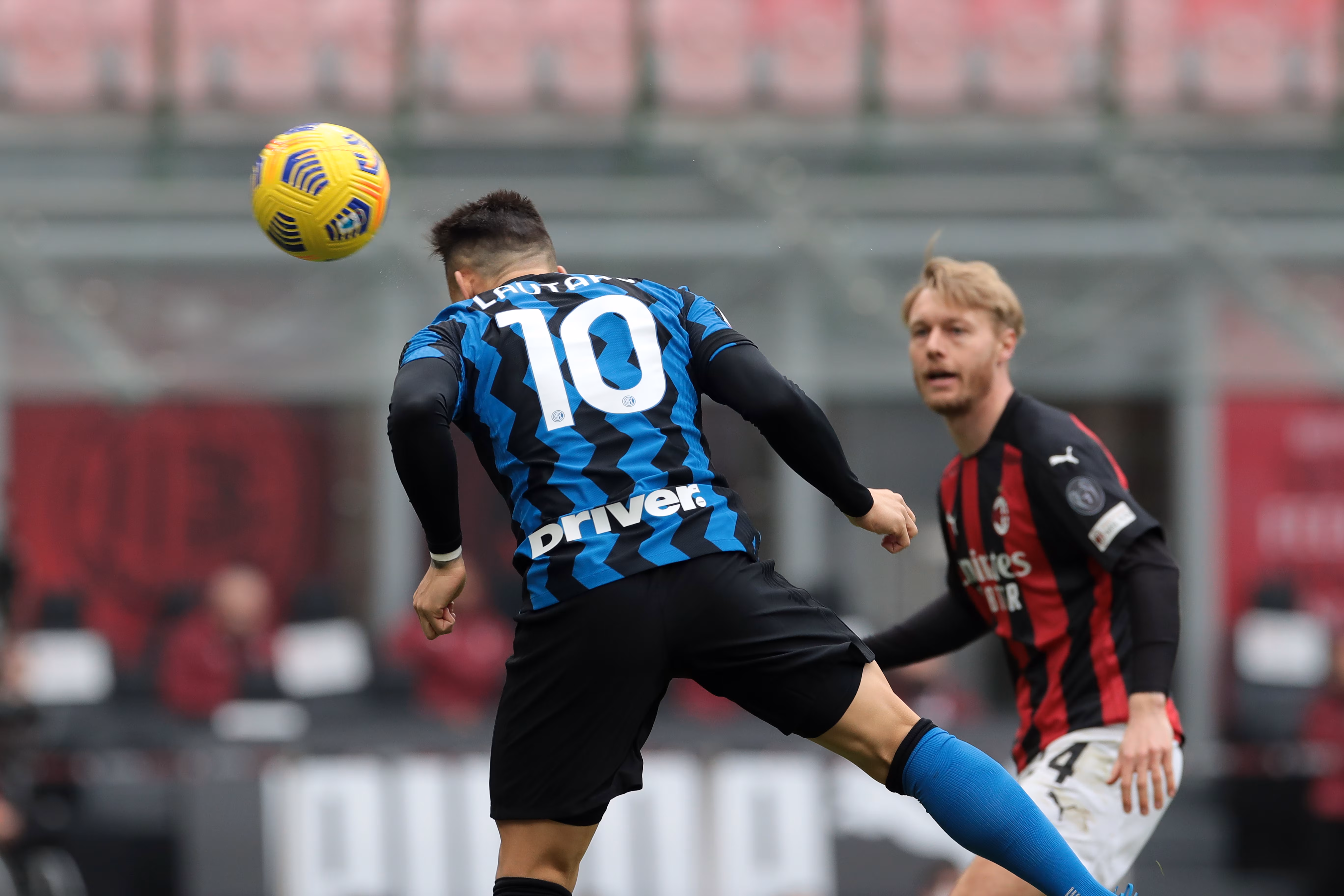 Lautaro Martinez in gol contro il Milan nel derby