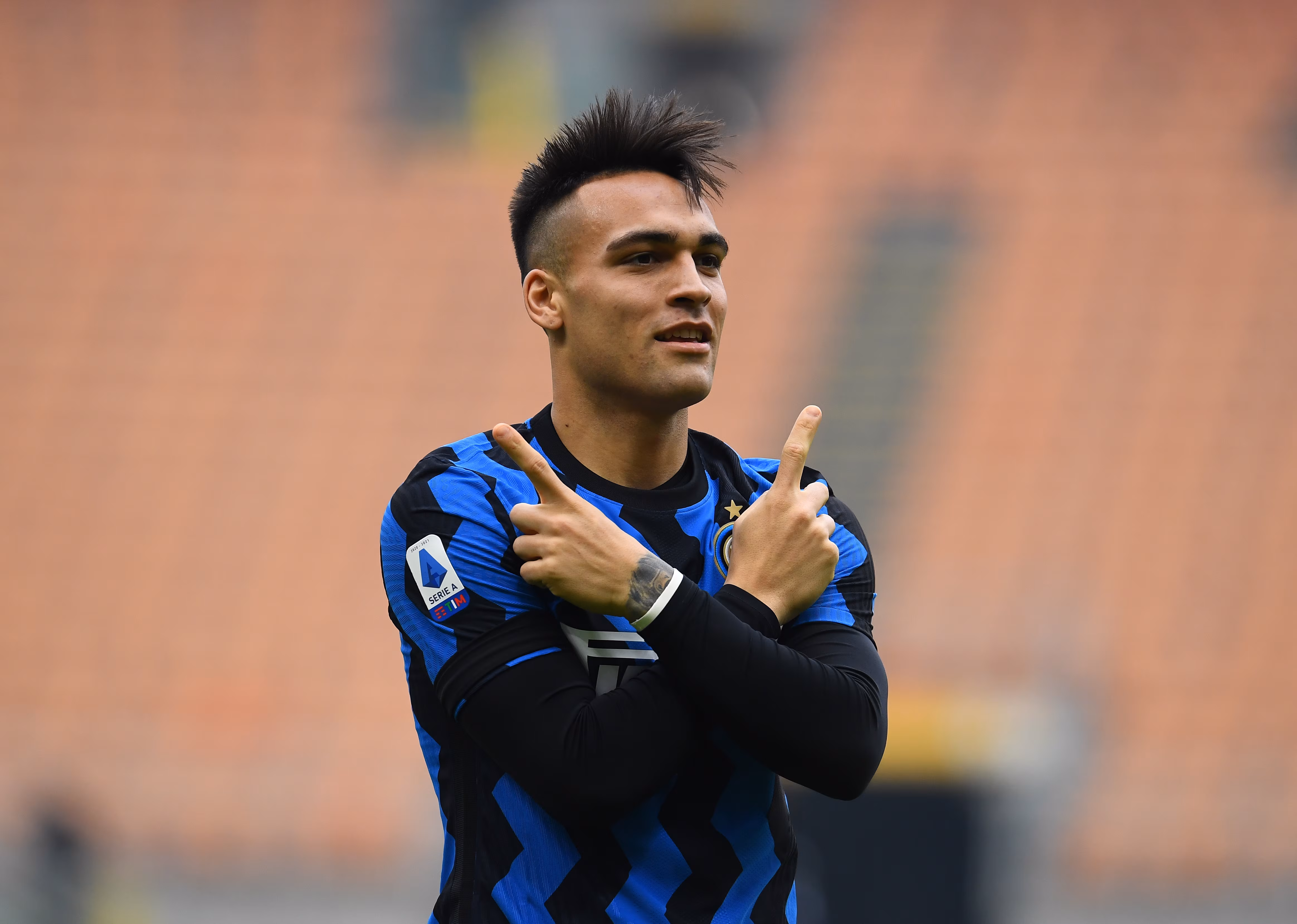 Lautaro Martinez, attaccante nerazzurro, festeggia il gol nel derby contro il Milan