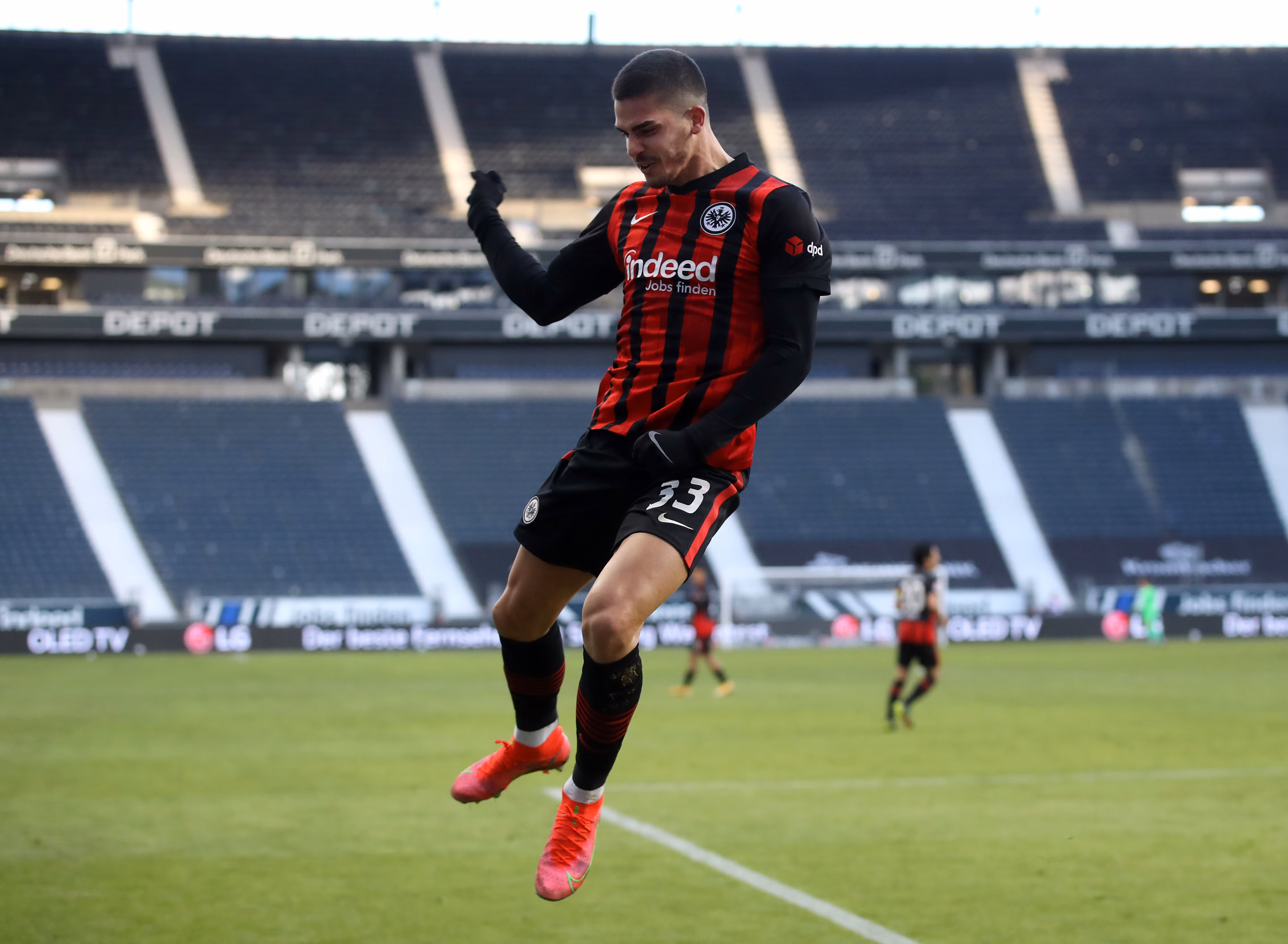 André Silva esulta con la maglia dell'Eintrach Francoforte