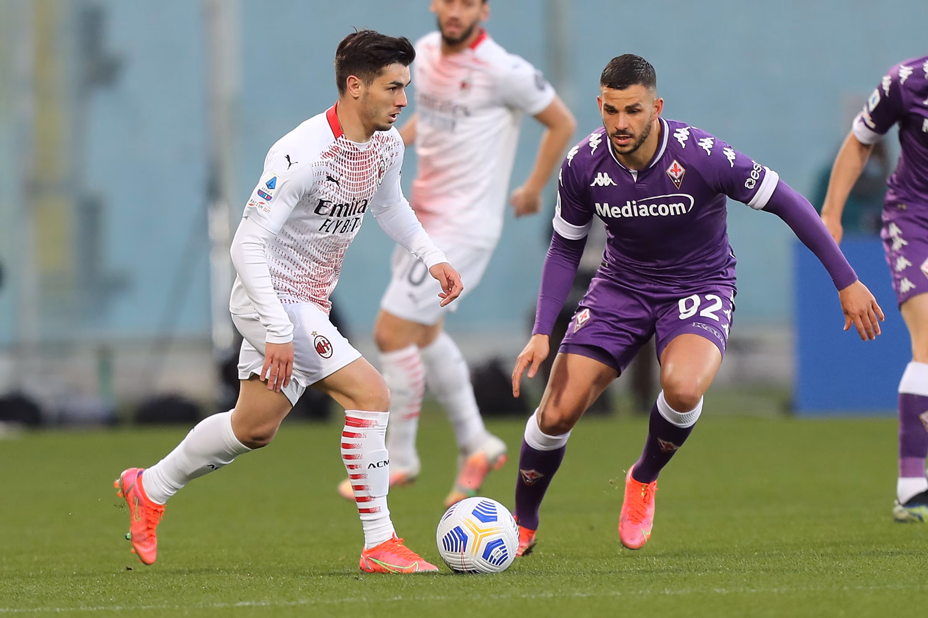 Brahim Diaz del Milan contrastato da Eysseric della Fiorentina