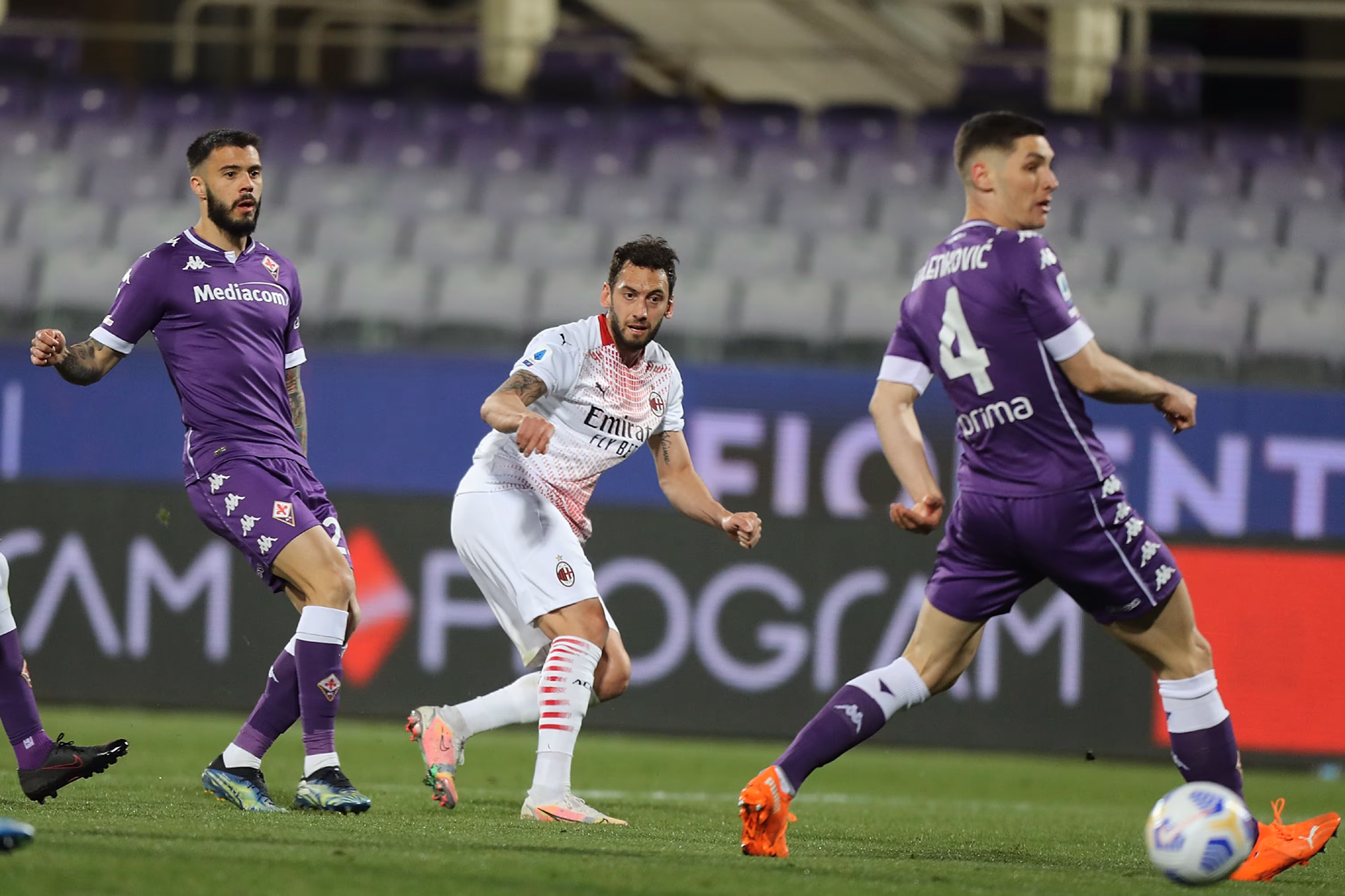 Il goal di Calhanoglu contro la Fiorentina