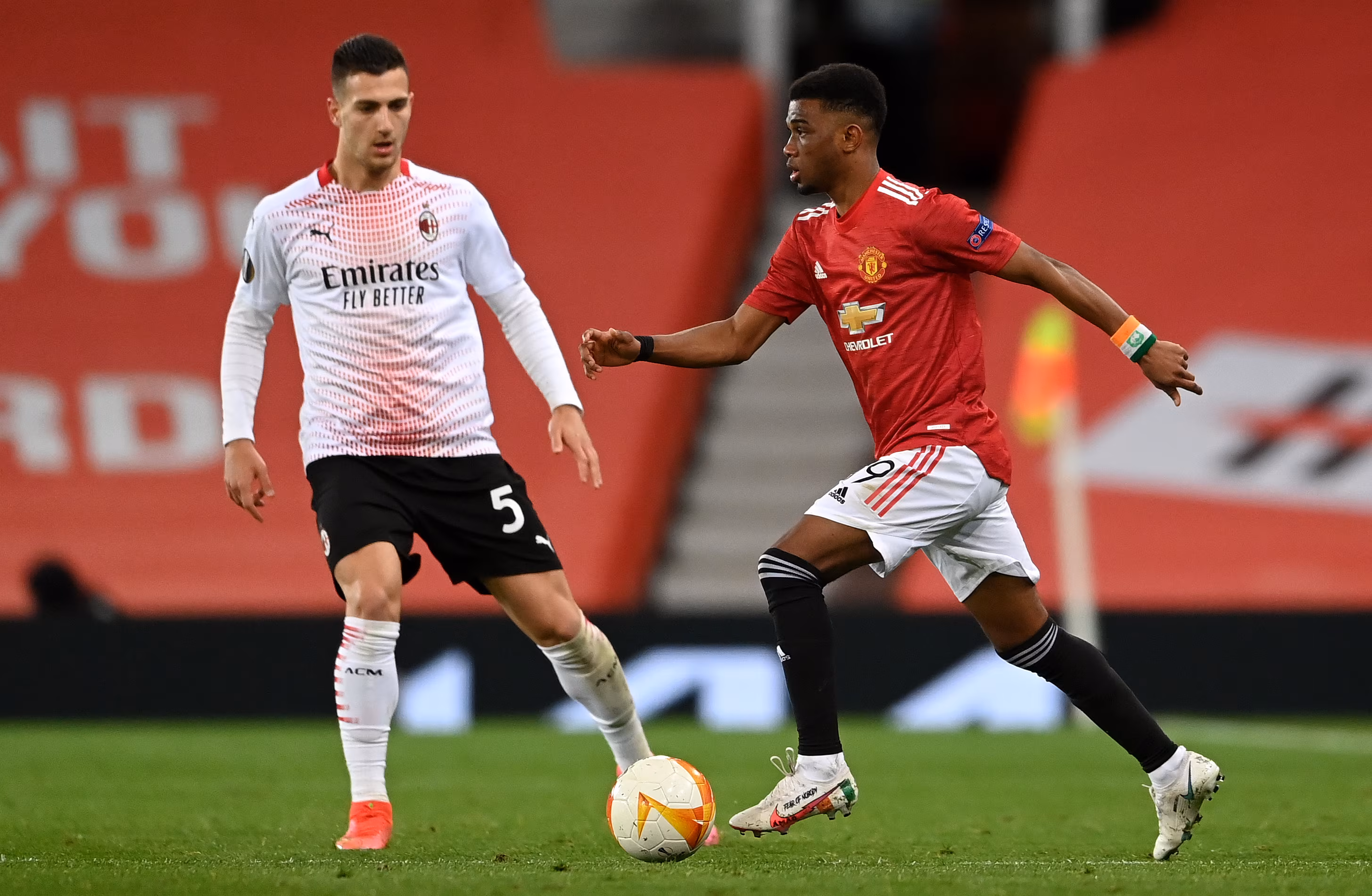 Diogo Dalot del Milan fronteggia Amad Diallo del Manchester United
