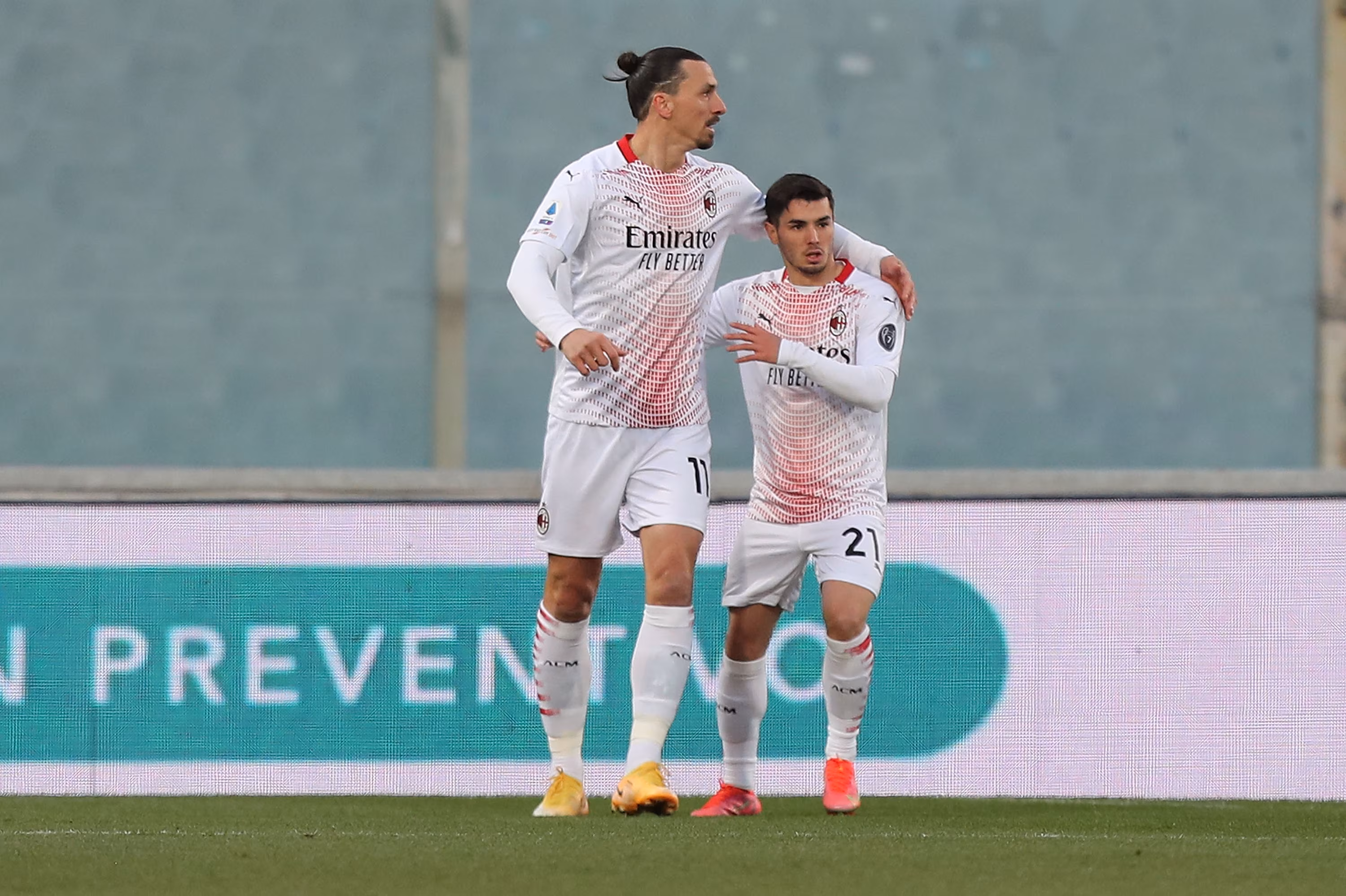 Il gigante Ibrahimovic abbraccia il piccolo Brahim Diaz