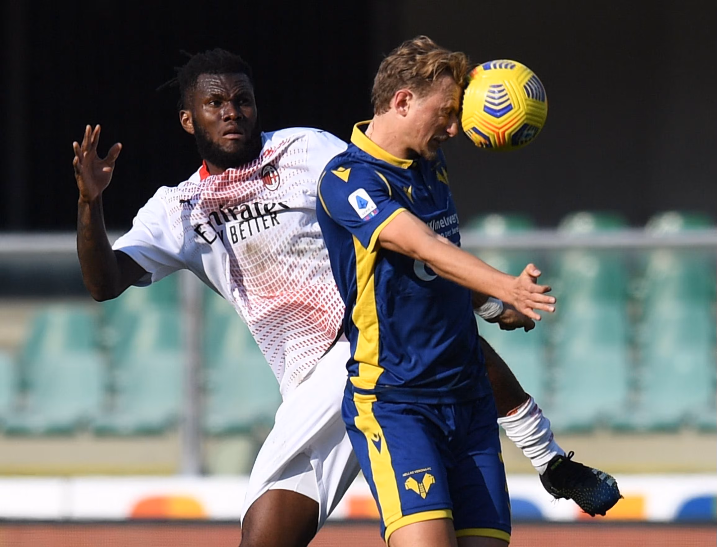 Franck Kessie del Milan a contrasto con Antonin Barak del Verona