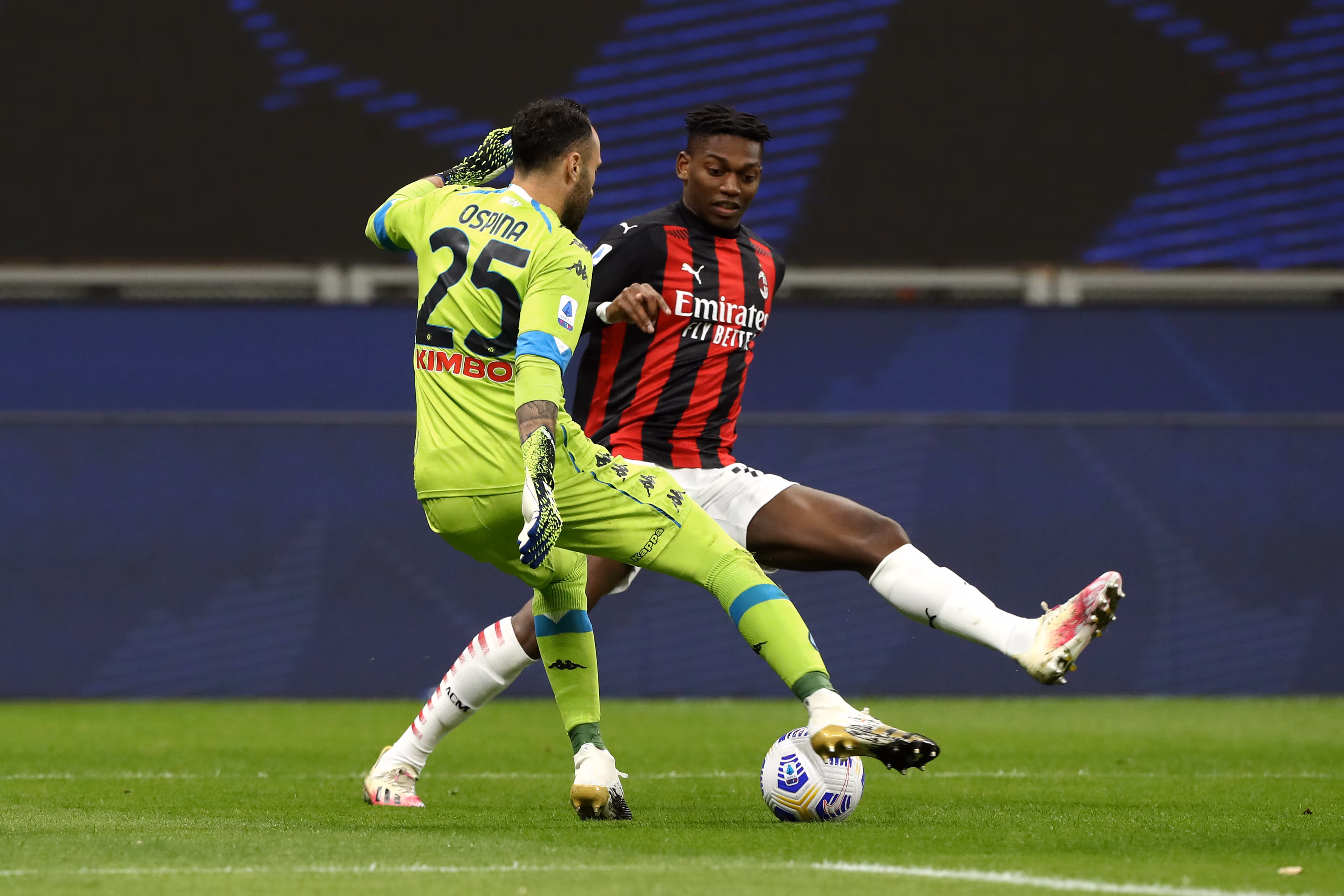 Ospina si smarca dal pressing di Rafael Leao