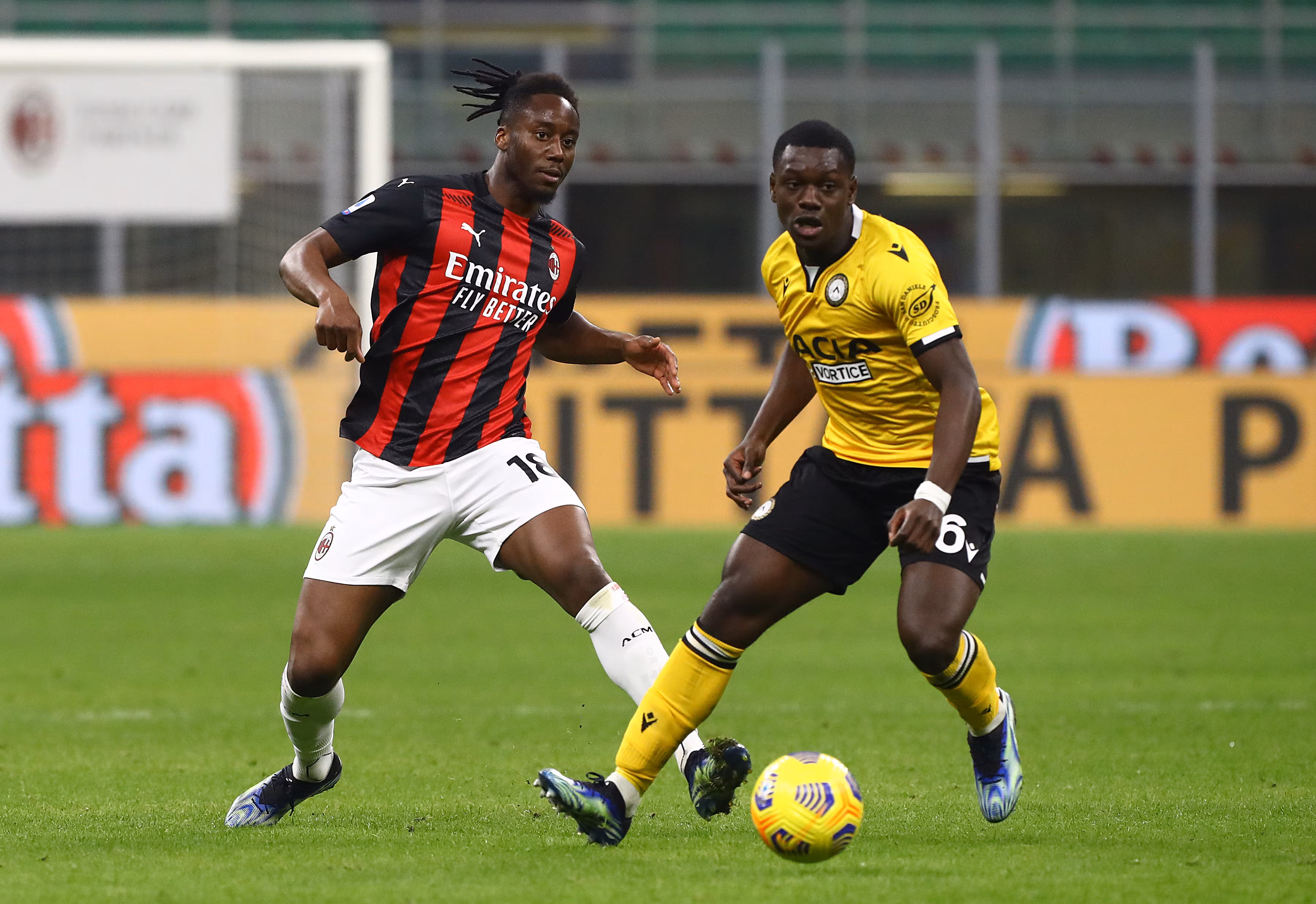 Confronto a centrocampo tra Meité del Milan e Makengo dell'Udinese