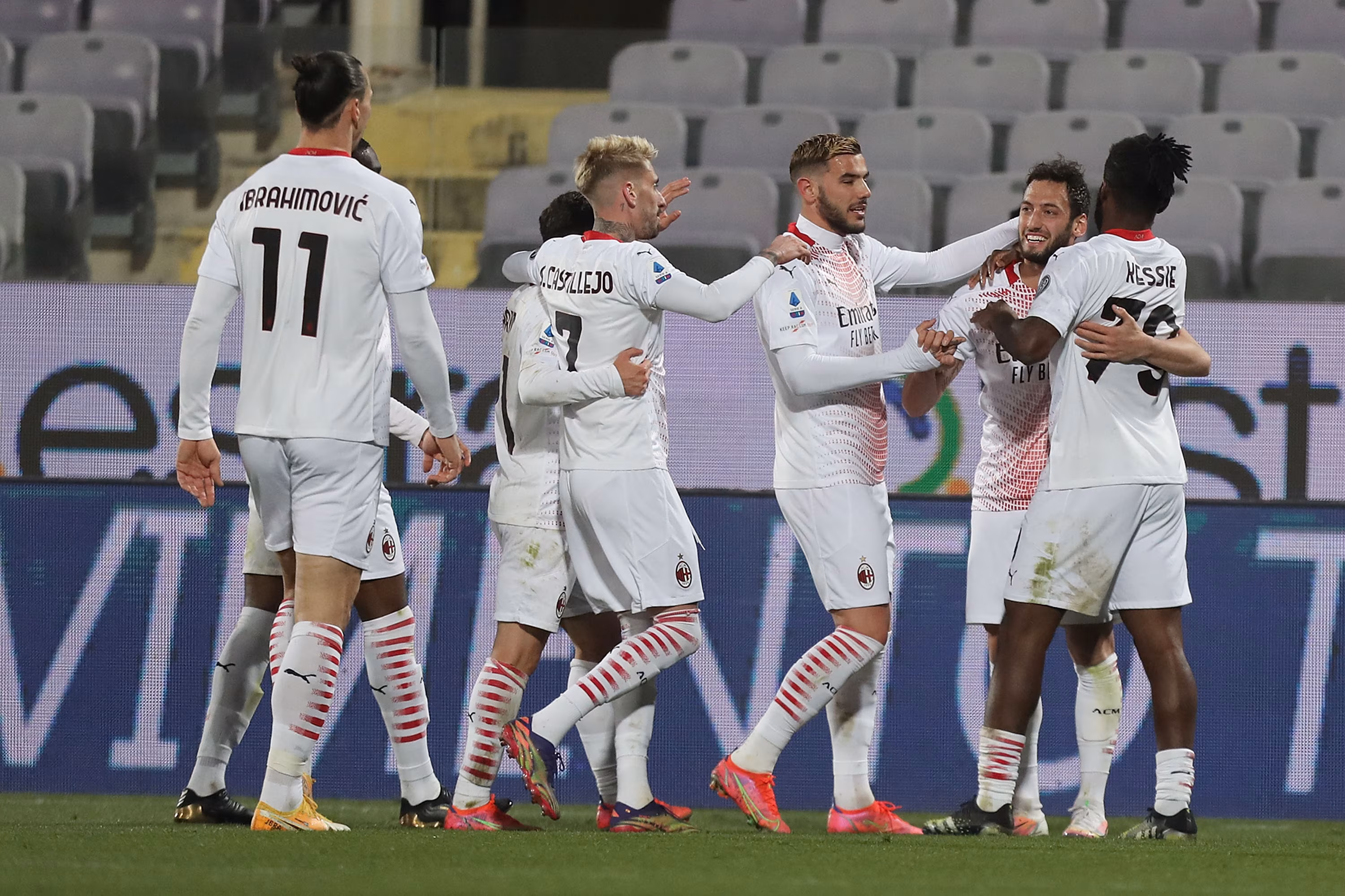 I giocatori del Milan festeggiano dopo il gol segnato da Calhanoglu contro la Fiorentina