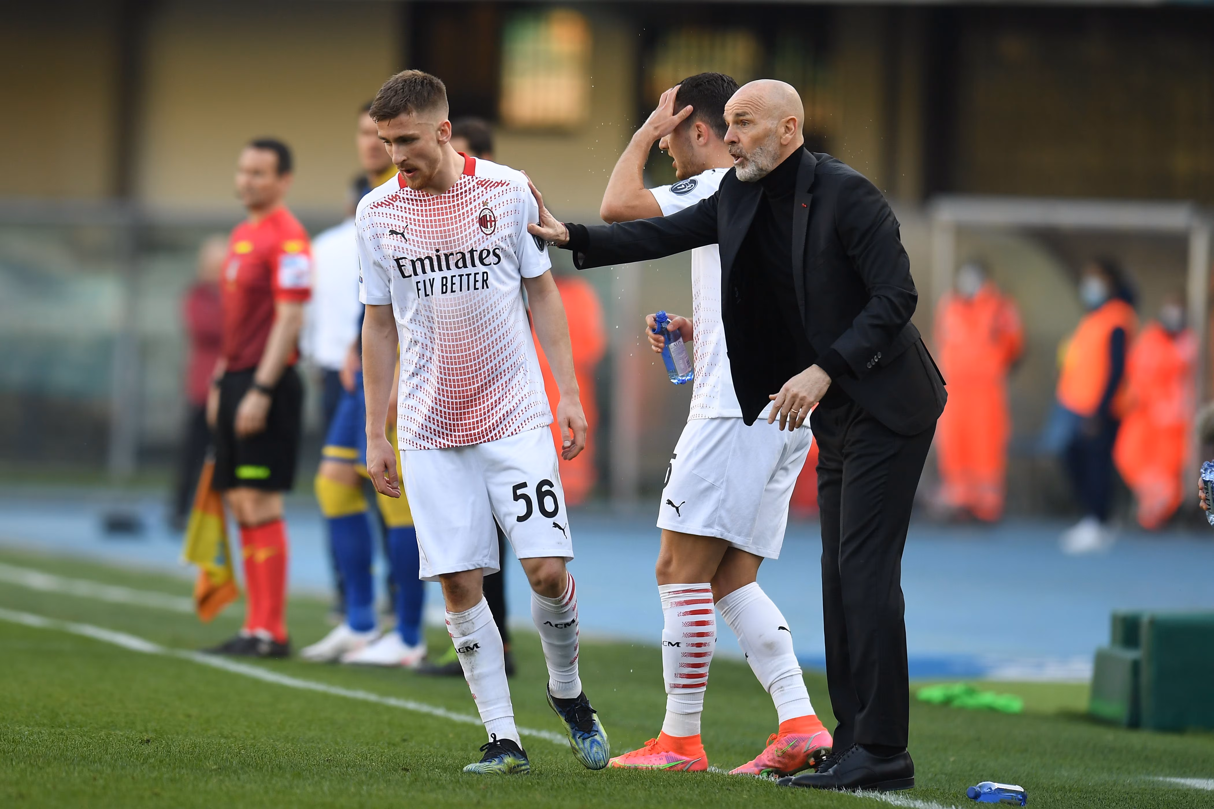 Alexis Saelemaekers a colloquio con Stefano Pioli