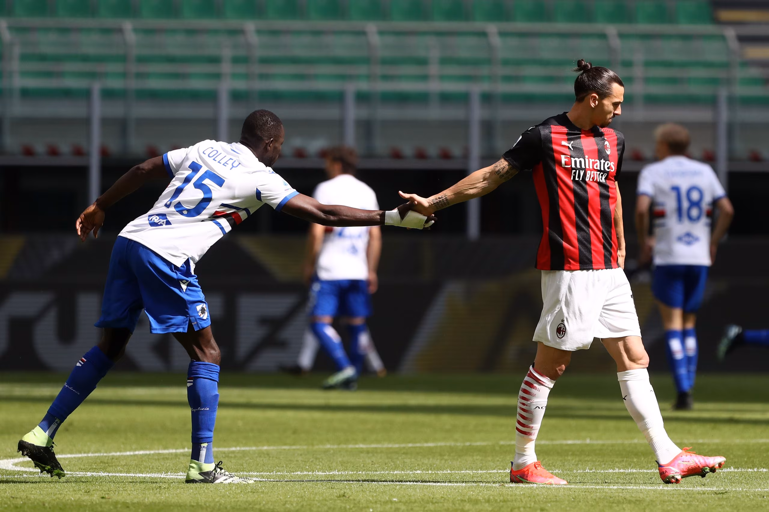 Stretta di mano tra Ibrahimovic del Milan e Colley della Sampdoria