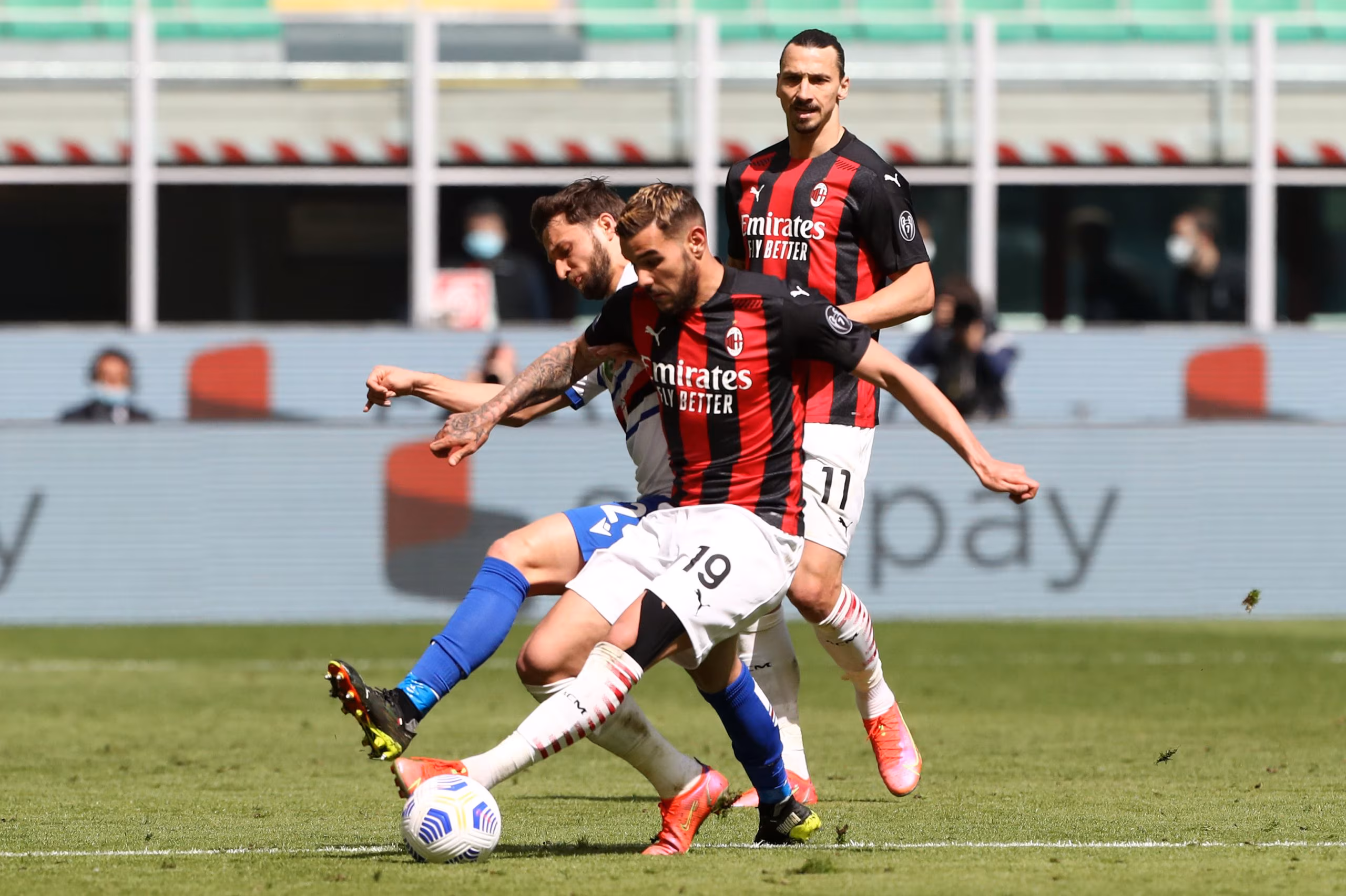 Theo Hernandez e Bereszynski in azione durante Milan-Samp