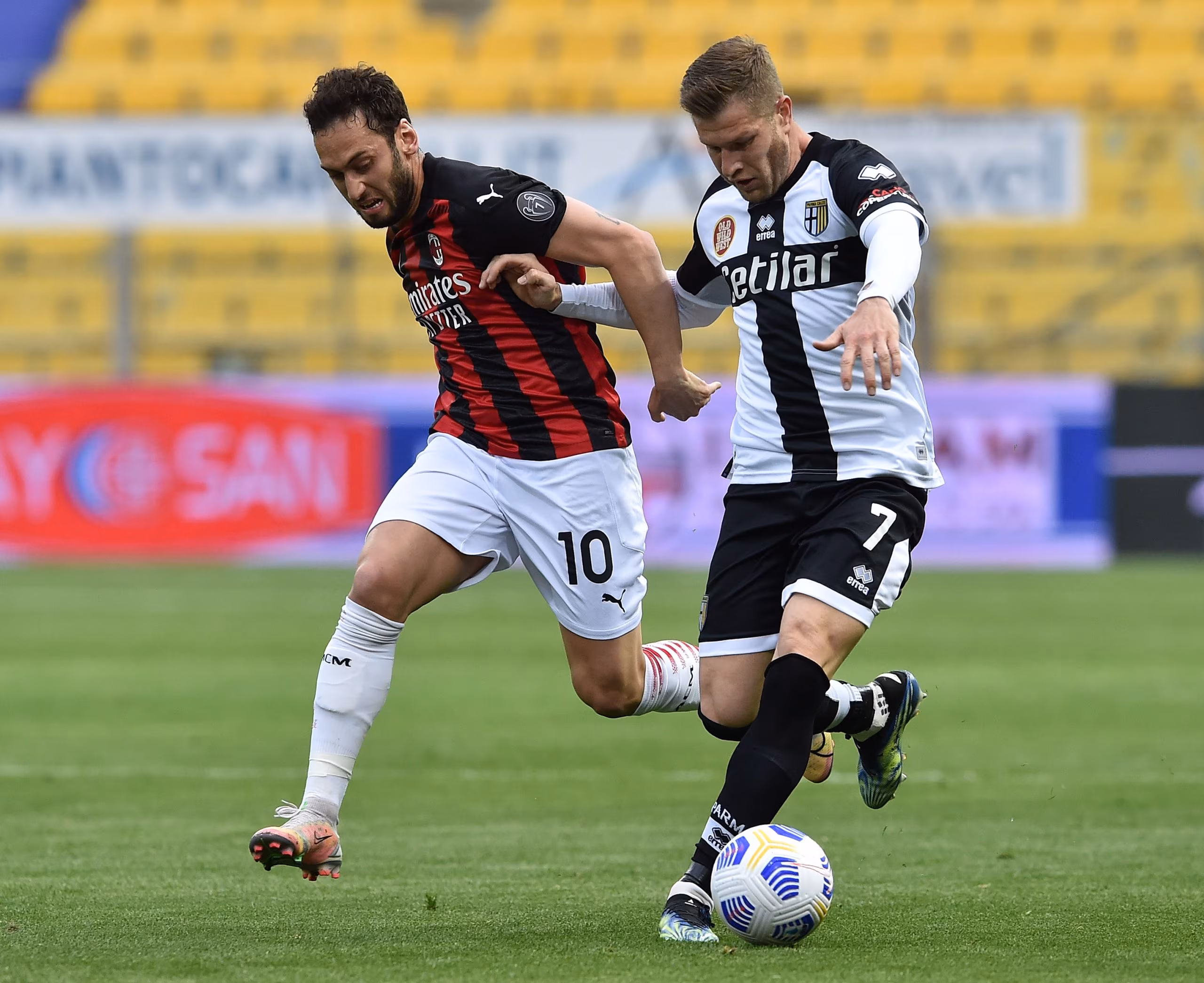 Hakan Calhanoglu del Milan a contrasto con Gagliolo del Parma