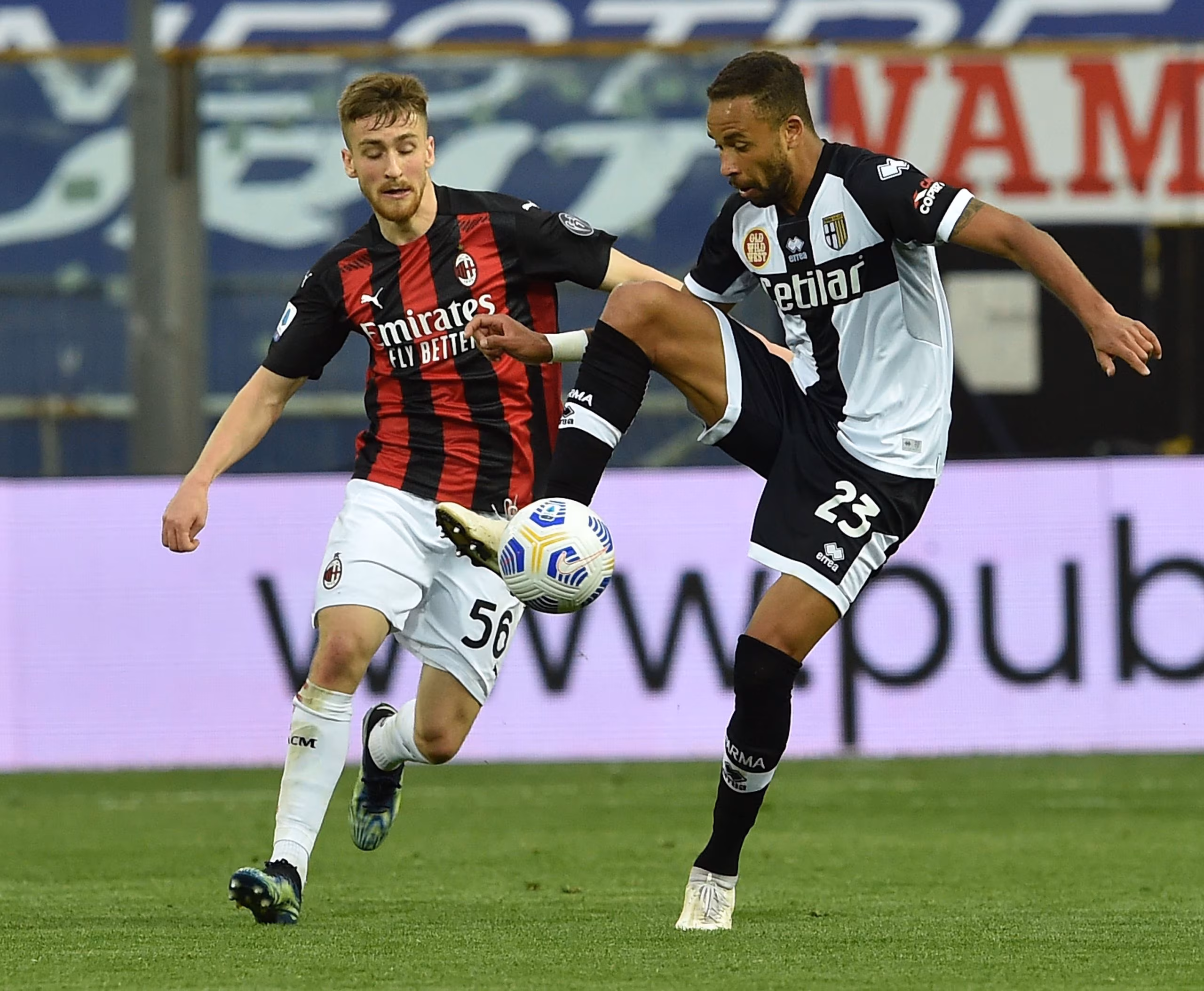 Contrasto tra Saelemaekers del Milan e Hernani del Parma