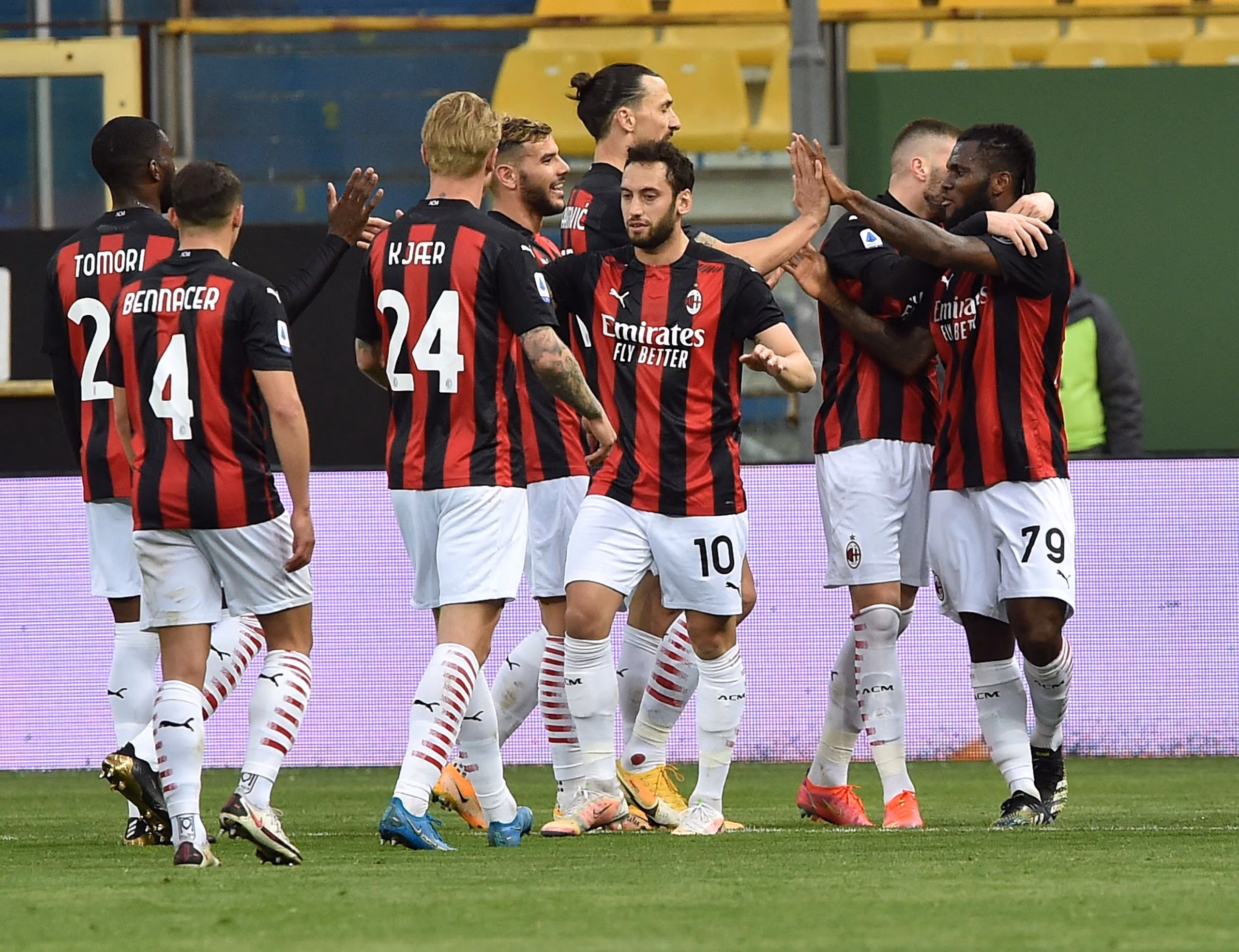 Il Milan festeggia dopo un gol siglato contro il Parma.Il Milan festeggia dopo un gol siglato contro il Parma.