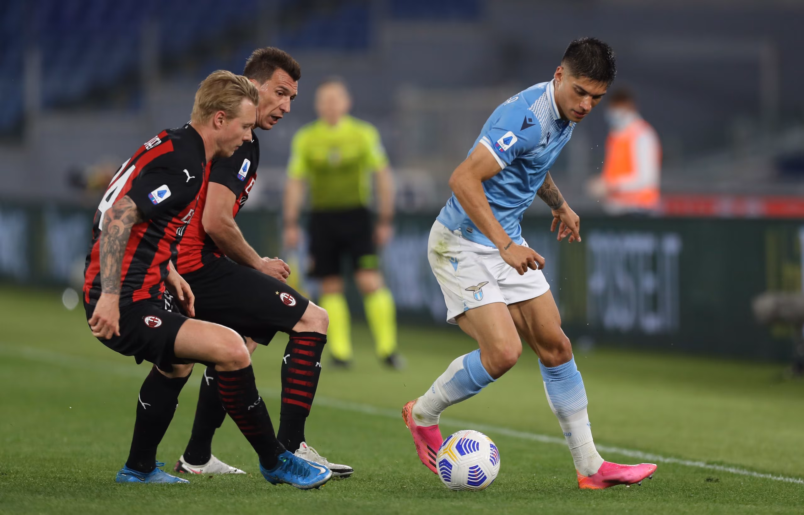 Mario Mandzukic, Simon Kjaer e Joaquin Correa in azione durante Lazio-Milan
