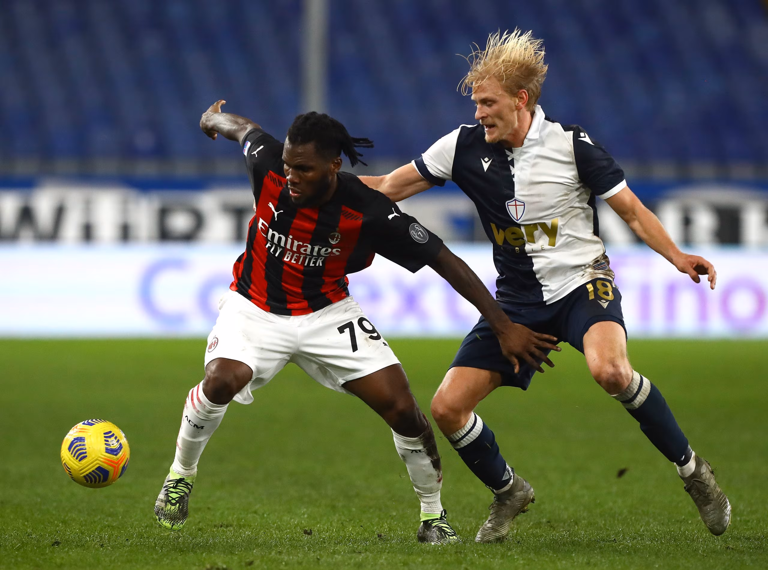 Kessie del Milan protegge palla dall'attacco di Thorsby della Sampdoria