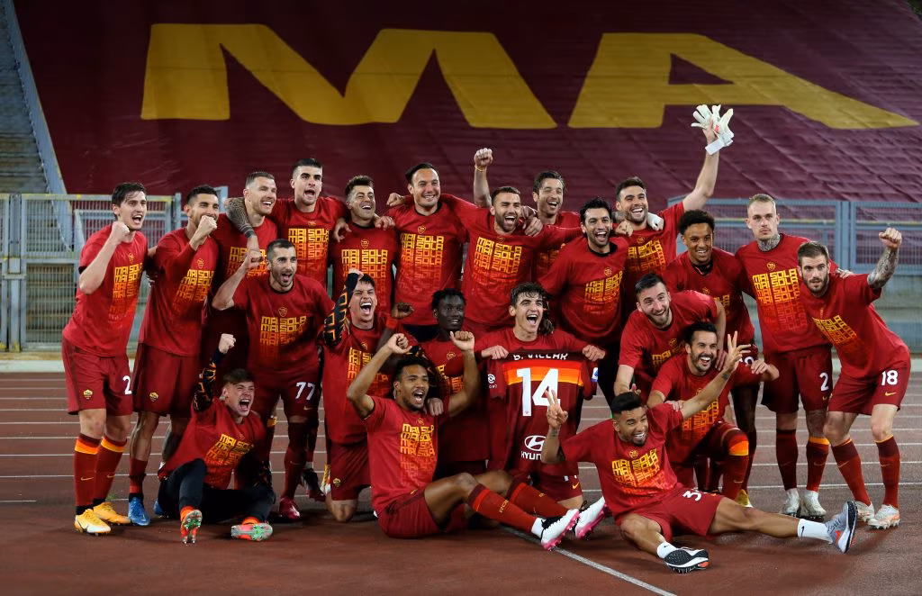 La Roma festeggia la vittoria nel derby