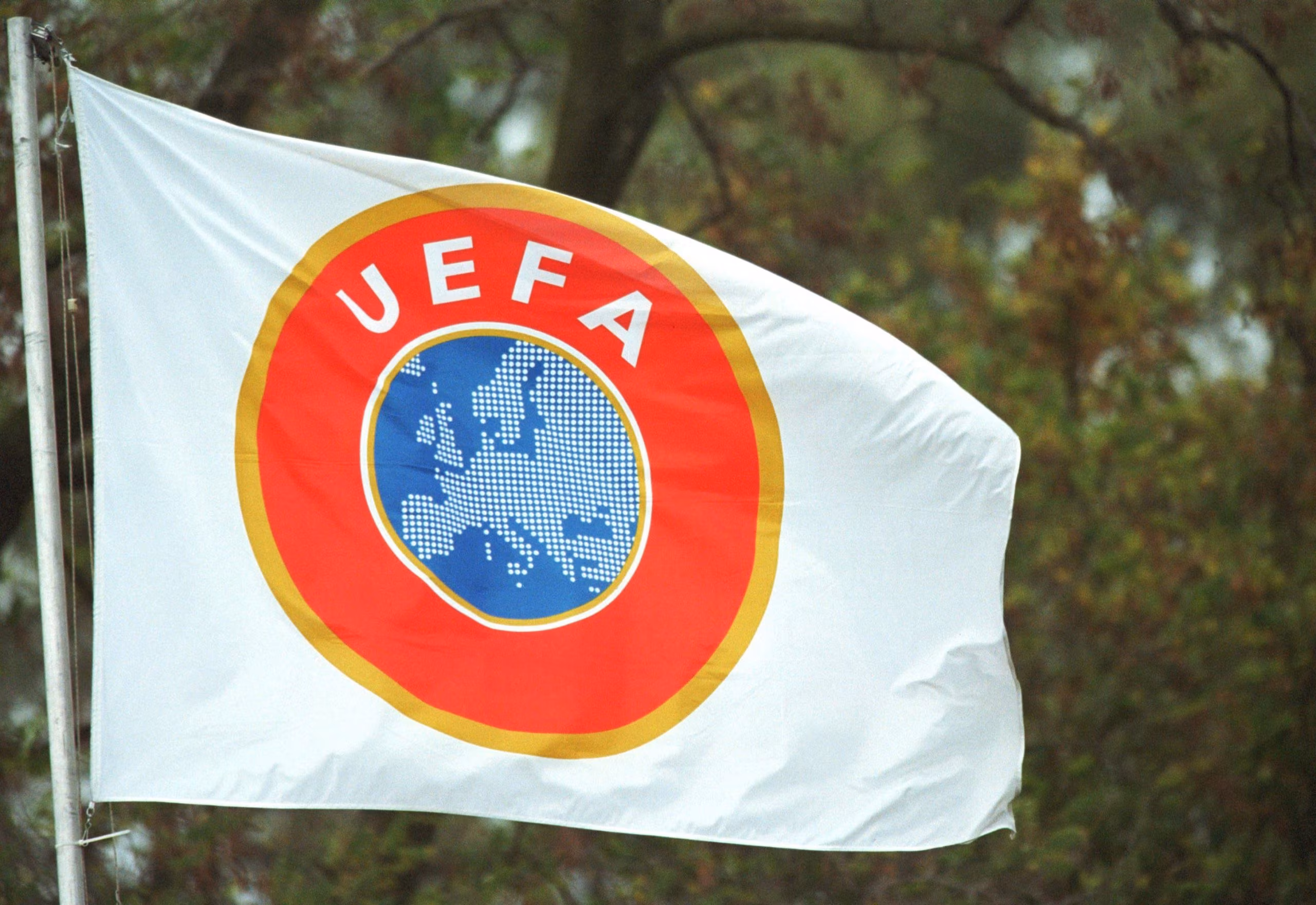 Una bandiera con il logo dell'UEFA