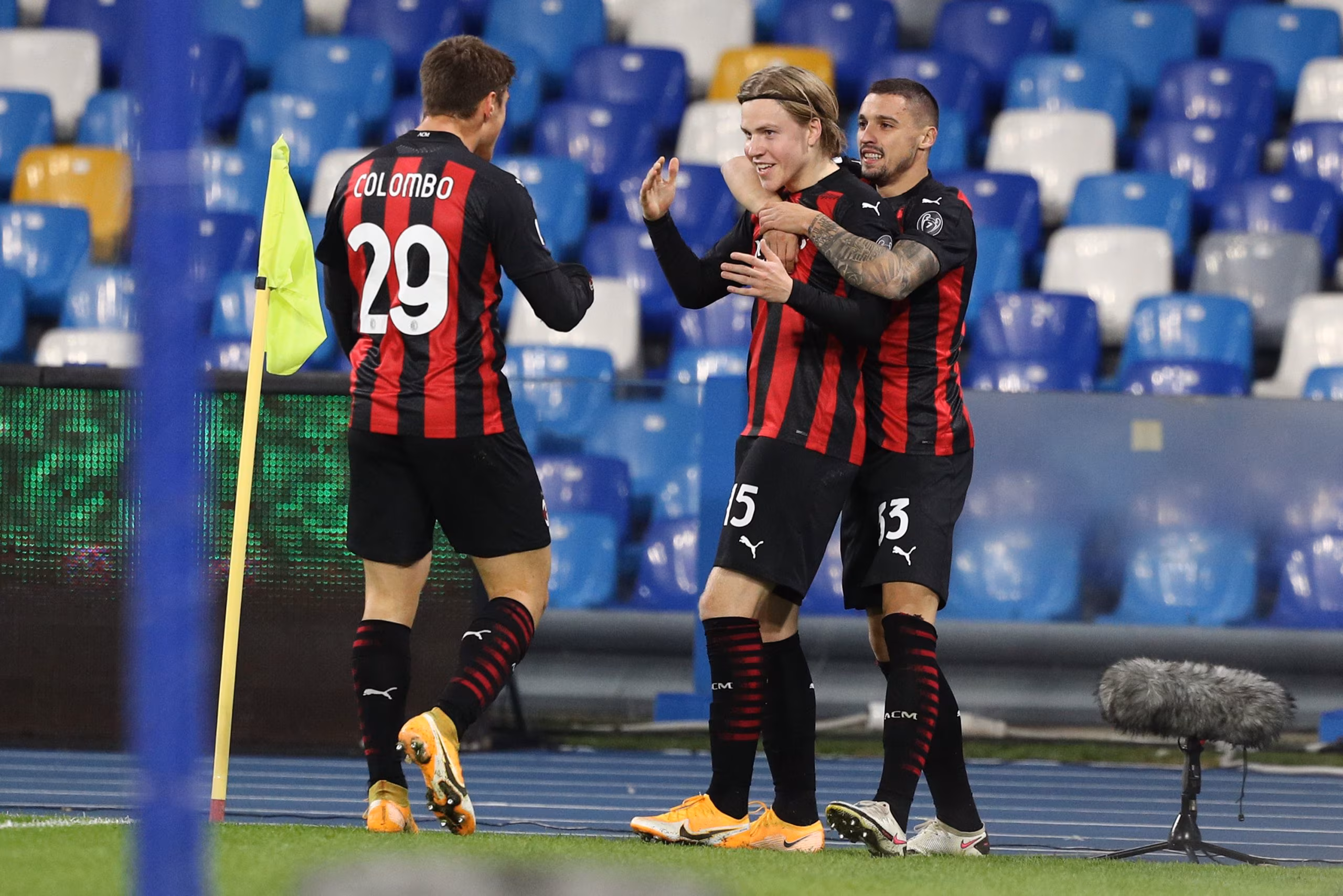 Colombo, Hauge e Krunic con la maglia rossonero al Diego Armando Maradona