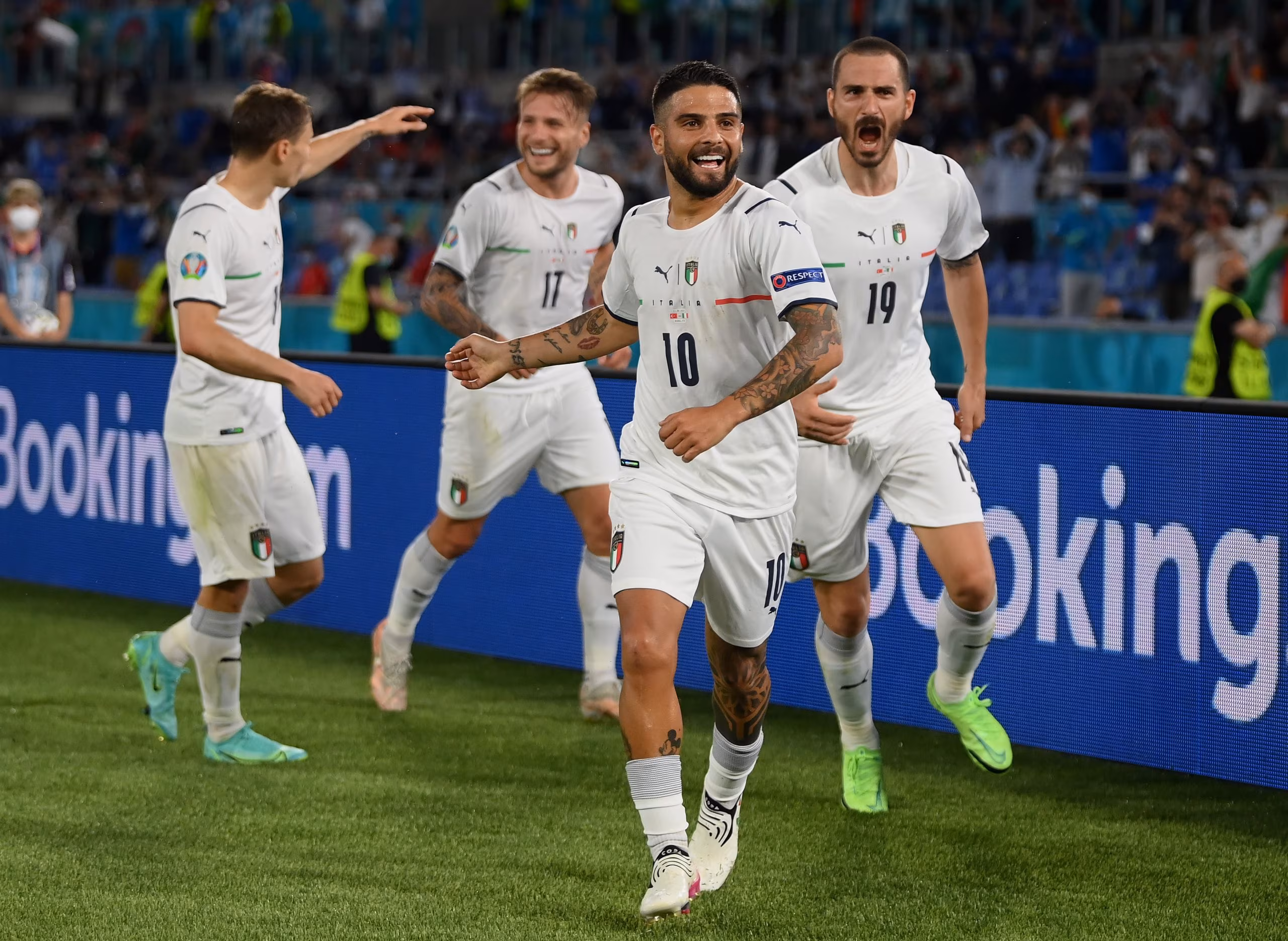 Gli azzurri festeggiano Lorenzo Insigne autore del 3 a 0 sulla Turchia