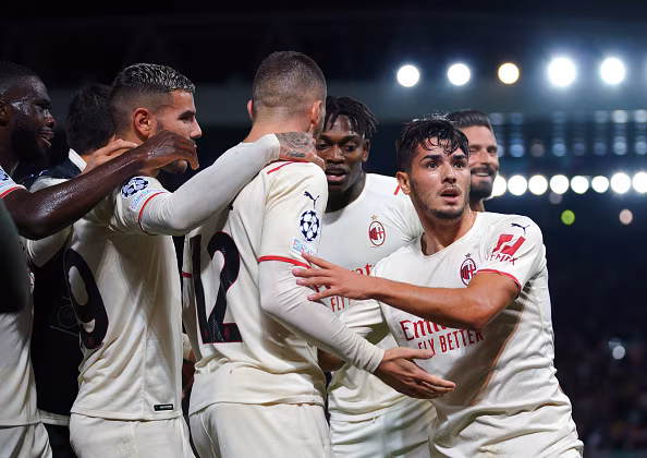 Il Milan esulta dopo un gol contro il Liverpool.