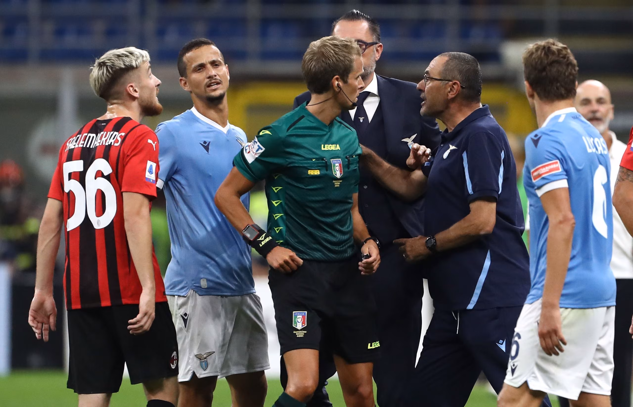 Un frame delle scintille a fine partita tra Milan-Lazio