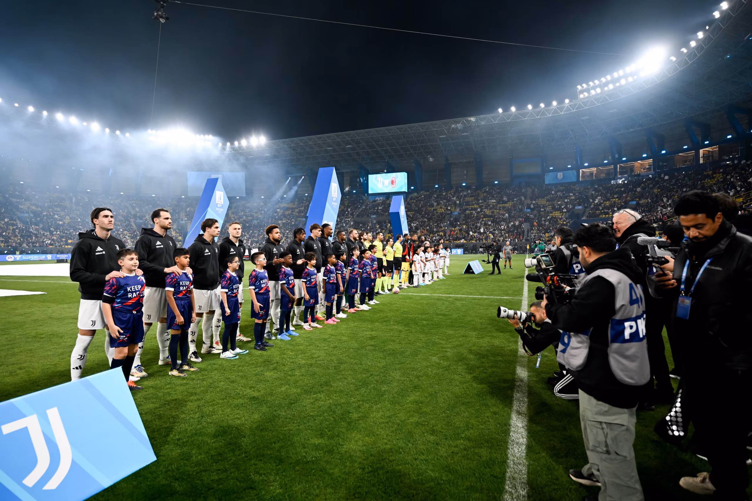 milan-juve-squadre-ingresso-campo