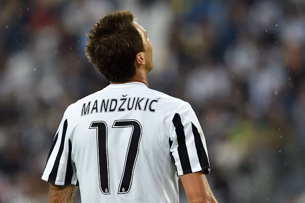 VINOVO - Juventus, allenamento concluso. Mandzukic sorride: è ok!