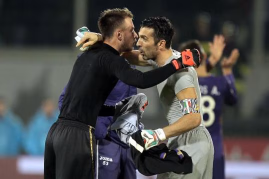 Neto abbraccia Buffon