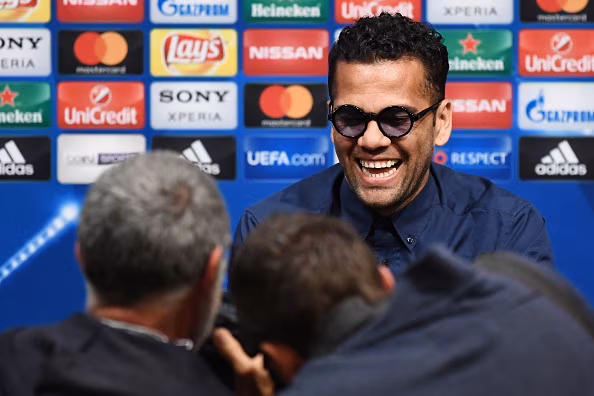 Dani Alves su Instagram dopo l'intervento al ginocchio