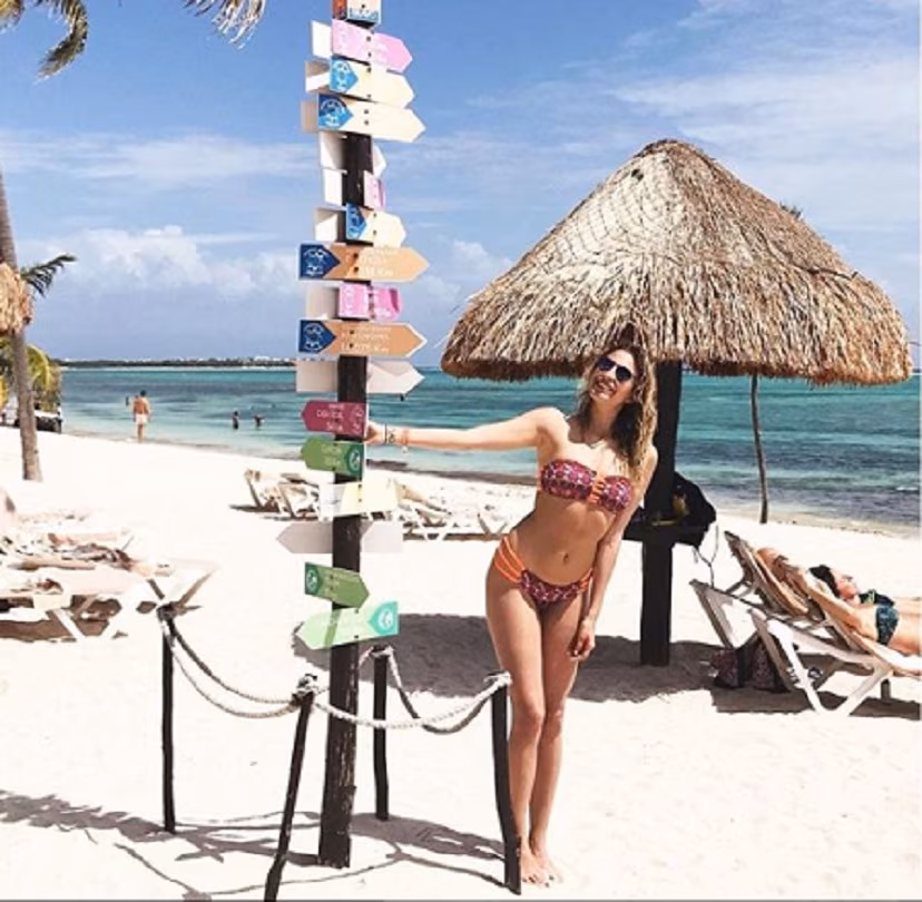 Valentina Allegri hot in spiaggia