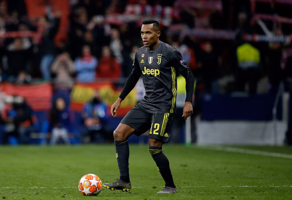 Calciomercato Juve: Alex Sandro potrebbe rientrare in qualche scambio.
