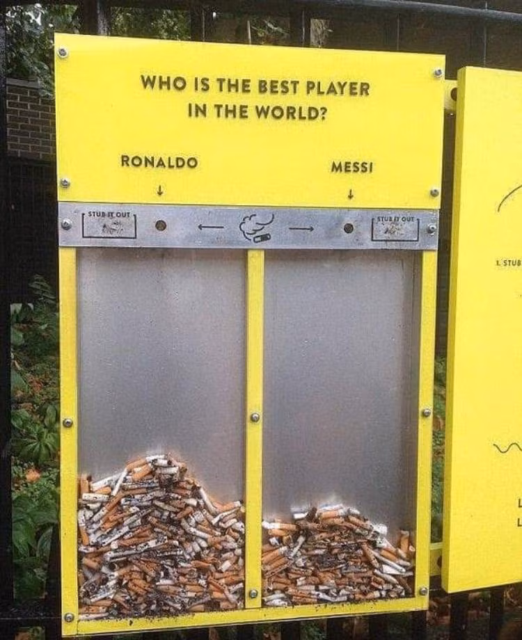 Il contenitore per gettare le sigarette con due scompartimenti, Ronaldo e Messi.